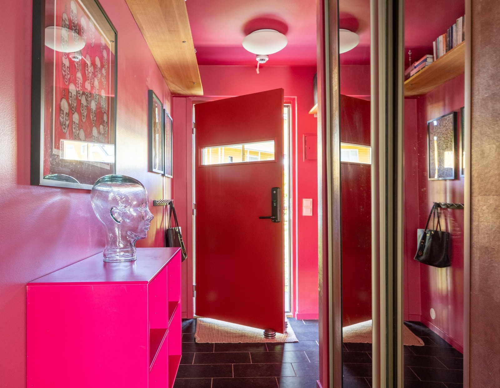 Funksjonell entré med plass for klesoppheng og oppbevaring av sko. Galleribilde