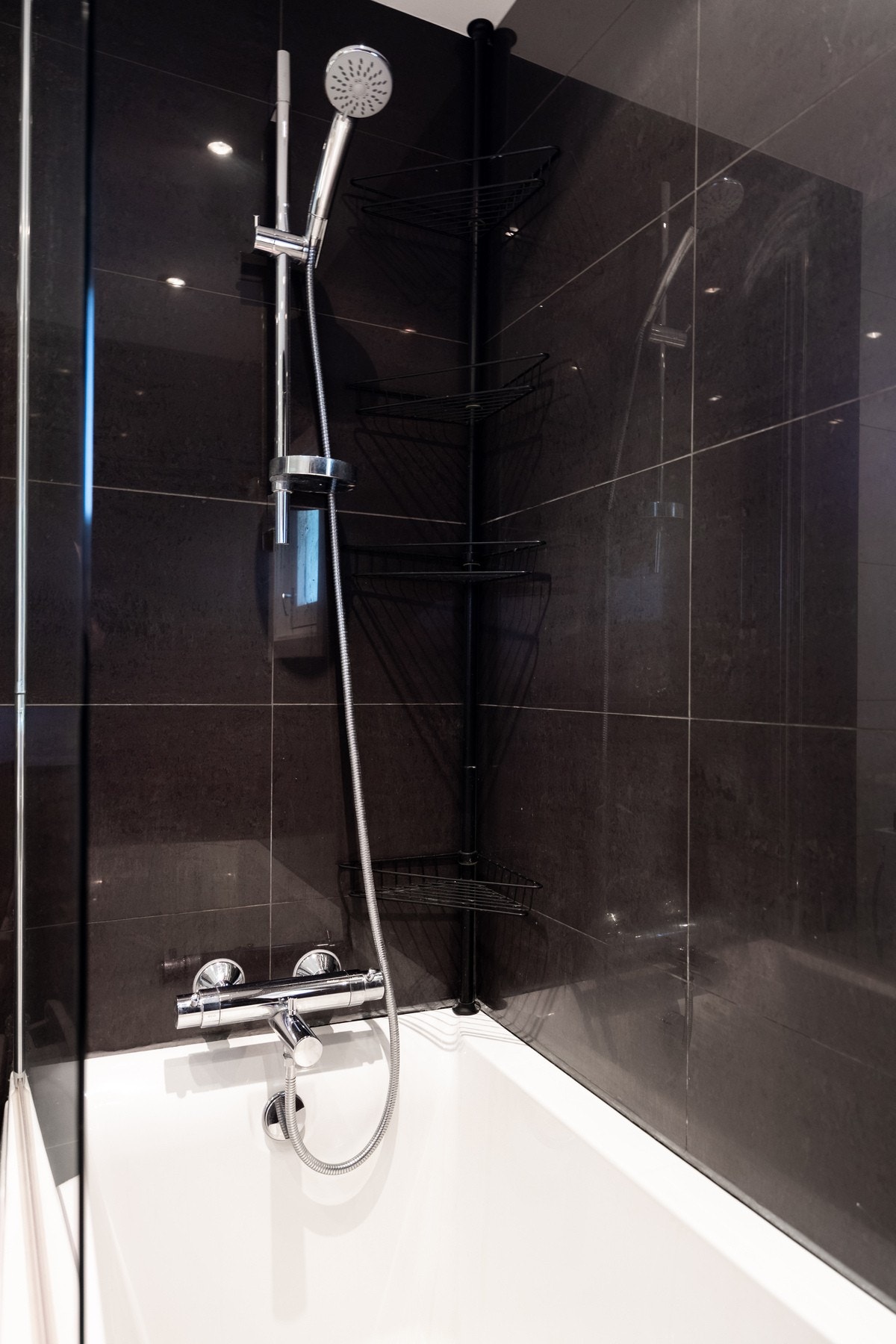 Badet ble oppgradert i 2017/2018 med nye fliser på gulv og på vegger i dusjsonen, samt montert nytt badekar og ny innredning. Galleribilde
