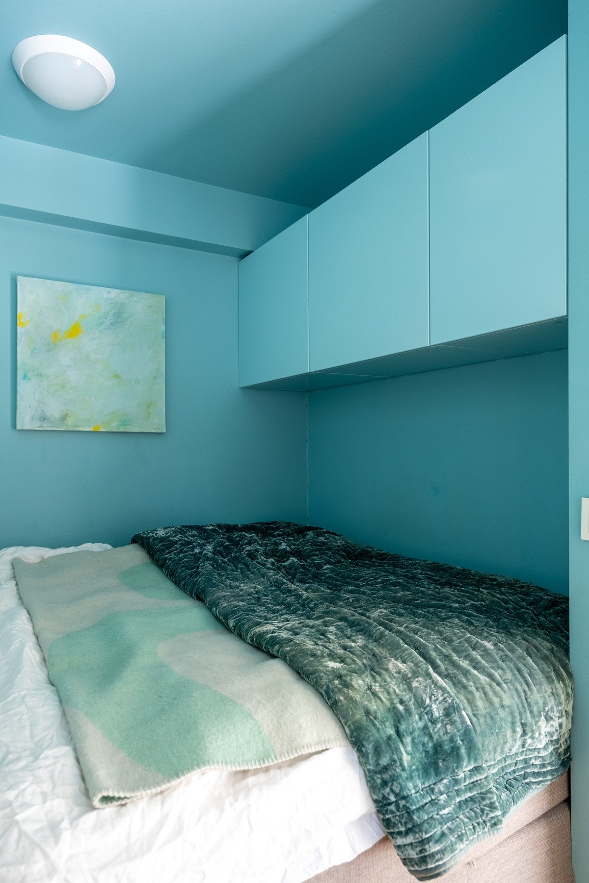 Smart, plassbygd garderobeskap. Galleribilde