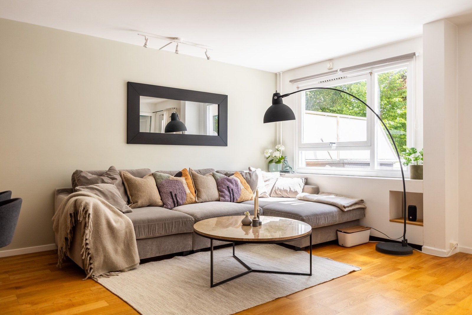 De store vindusflatene slipper inn rikelig med naturlig lys. Galleribilde