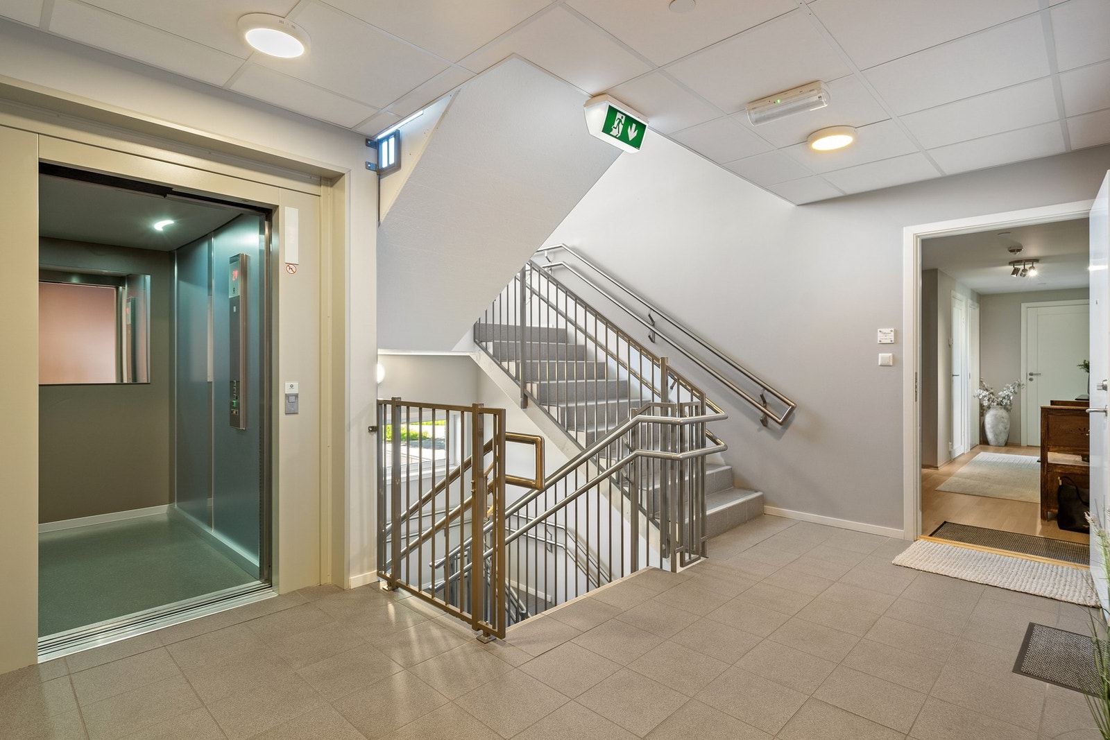 Felles trappegang med heis Galleribilde
