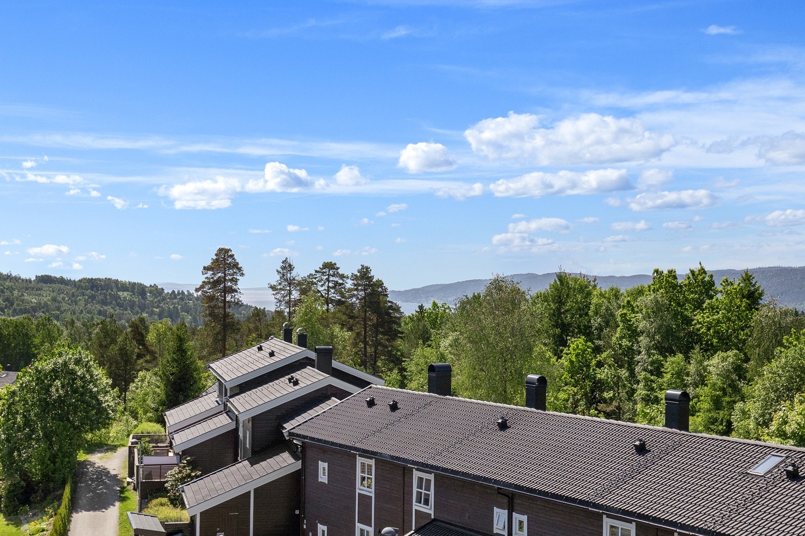 4-roms andelsleilighet med 3 soverom og sydvendt balkong | Garasje m/ elbillader | Stille og barnevennlig med et lyst og åpent utsyn og fjordgløtt. Galleribilde