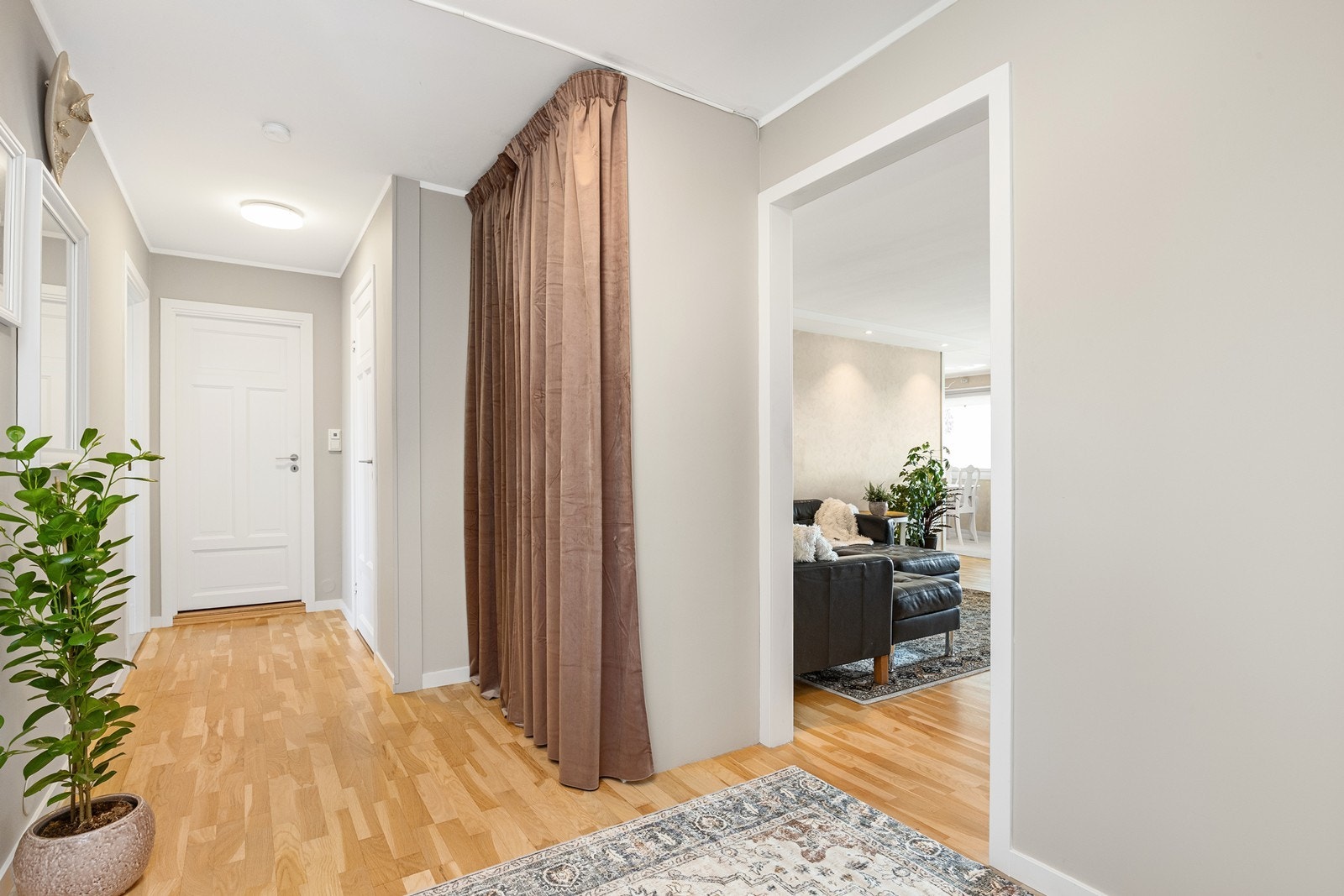 Entréen har parkett på gulv og er utstyrt med porttelefon. Galleribilde