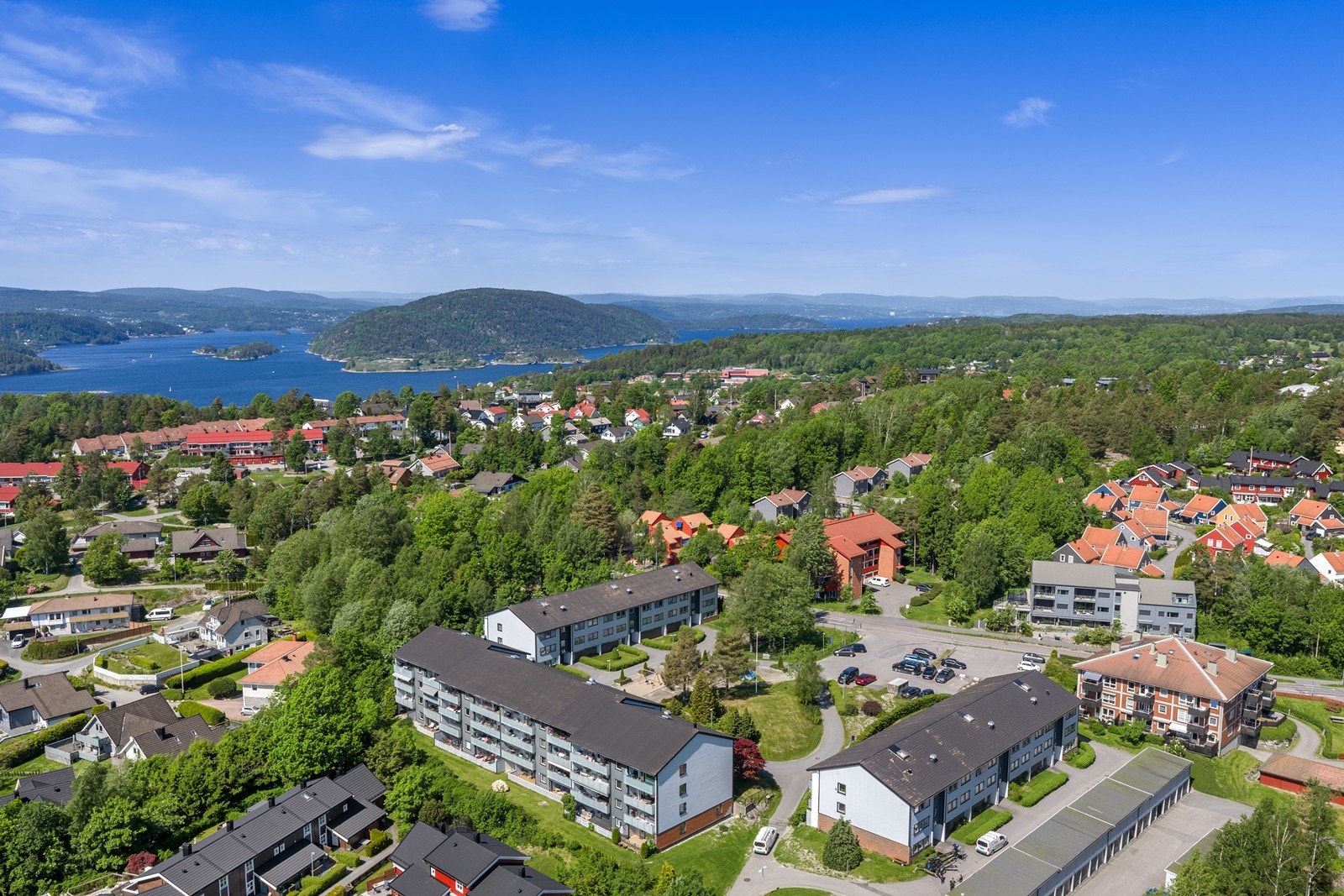 Det er kort vei til offentlig kommunikasjon, og med leiligheten følger garasjeplass med elbillader. Galleribilde