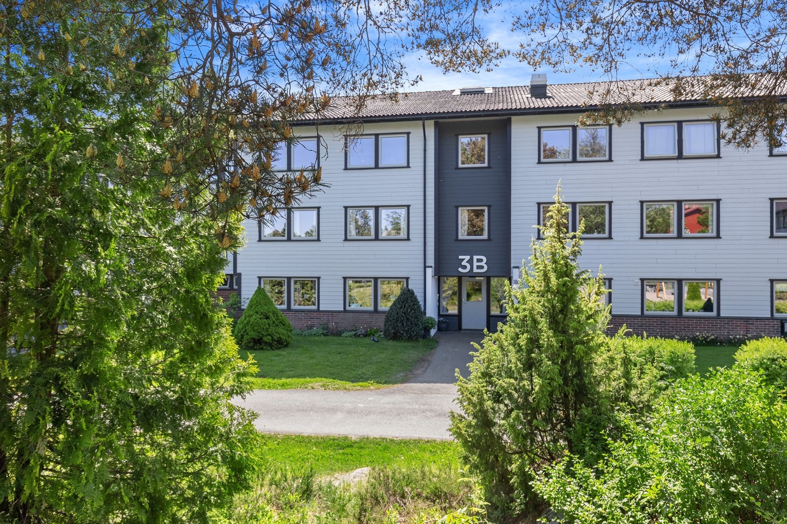 Velholdt felles inngangsparti. Leiligheten ligger i bygningens 3. etasje. Galleribilde