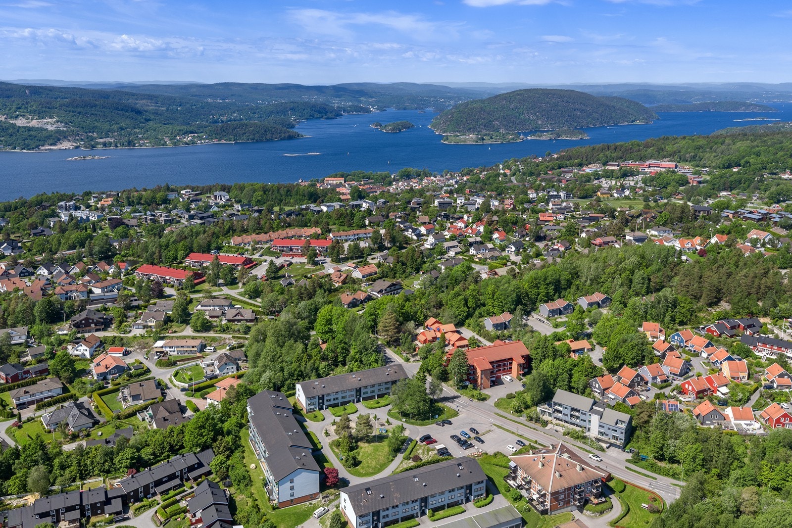 Fra eiendommen er det gangavstand til Drøbak sentrum med butikker, kafeer, båthavn og Badeparken. Galleribilde