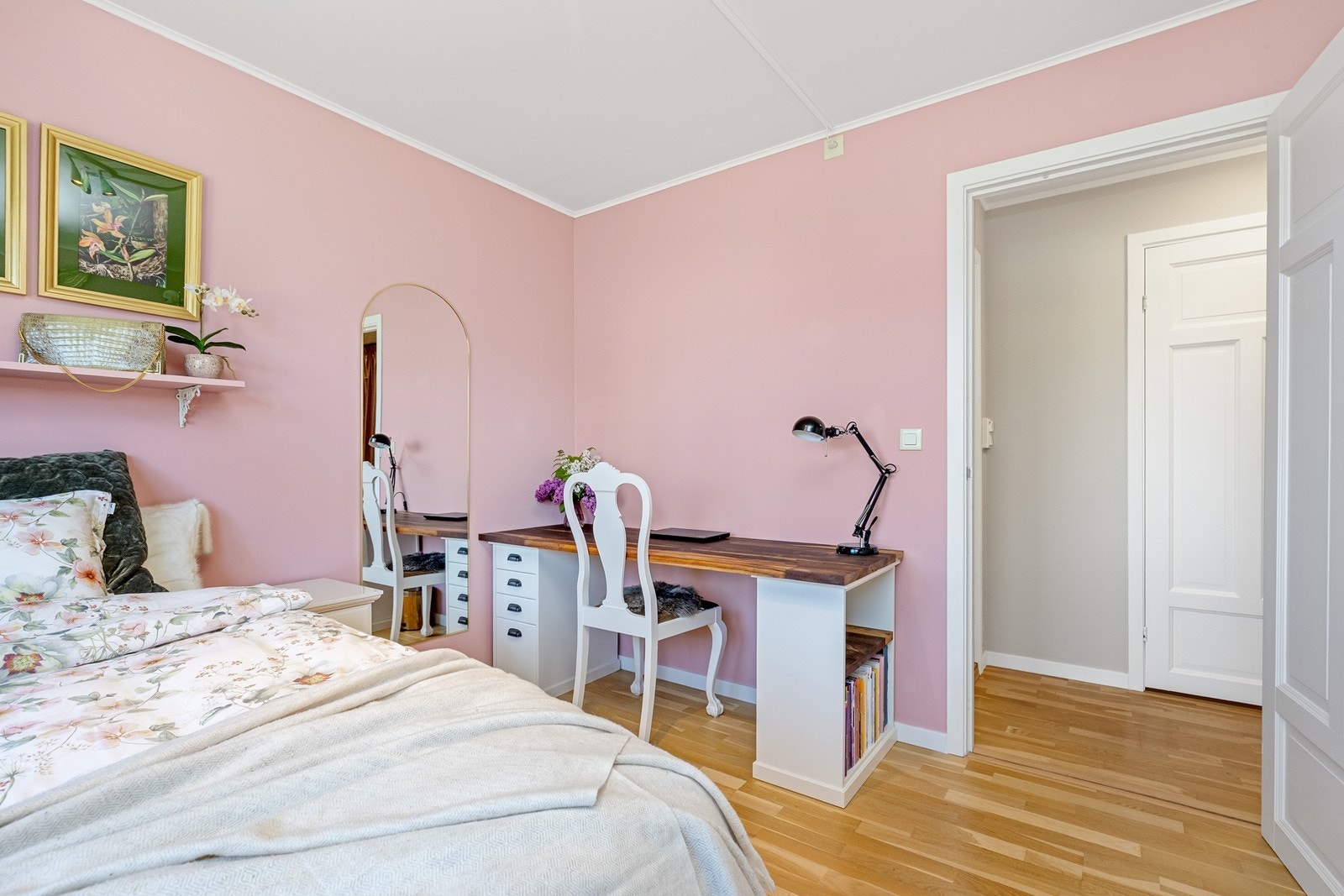 Leiligheten har tre soverom, alle med parkett på gulv og malte overflater. Galleribilde