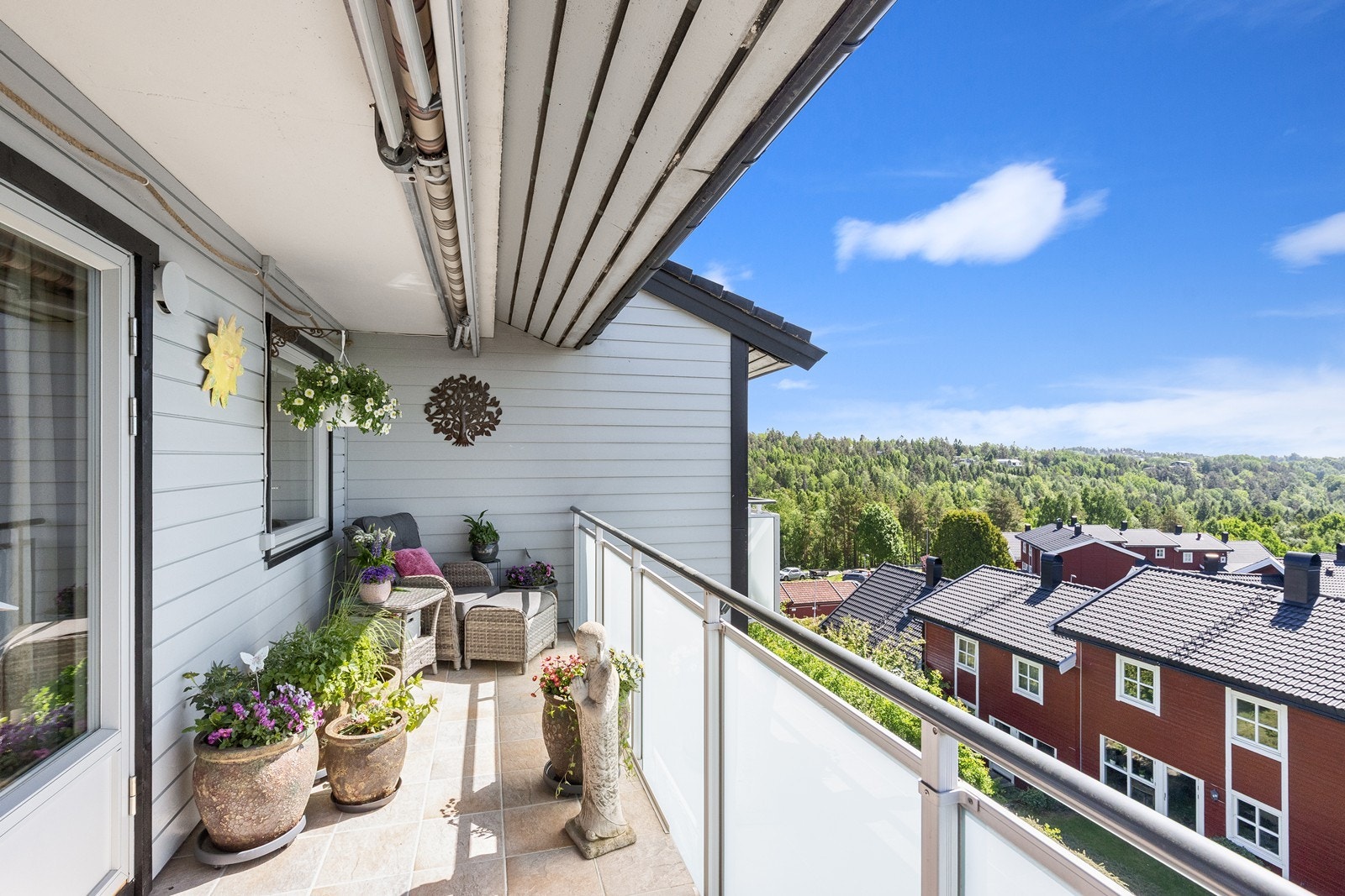Balkongen ble oppgradert i 2008 og har et rekkverk i aluminium og glass. Galleribilde