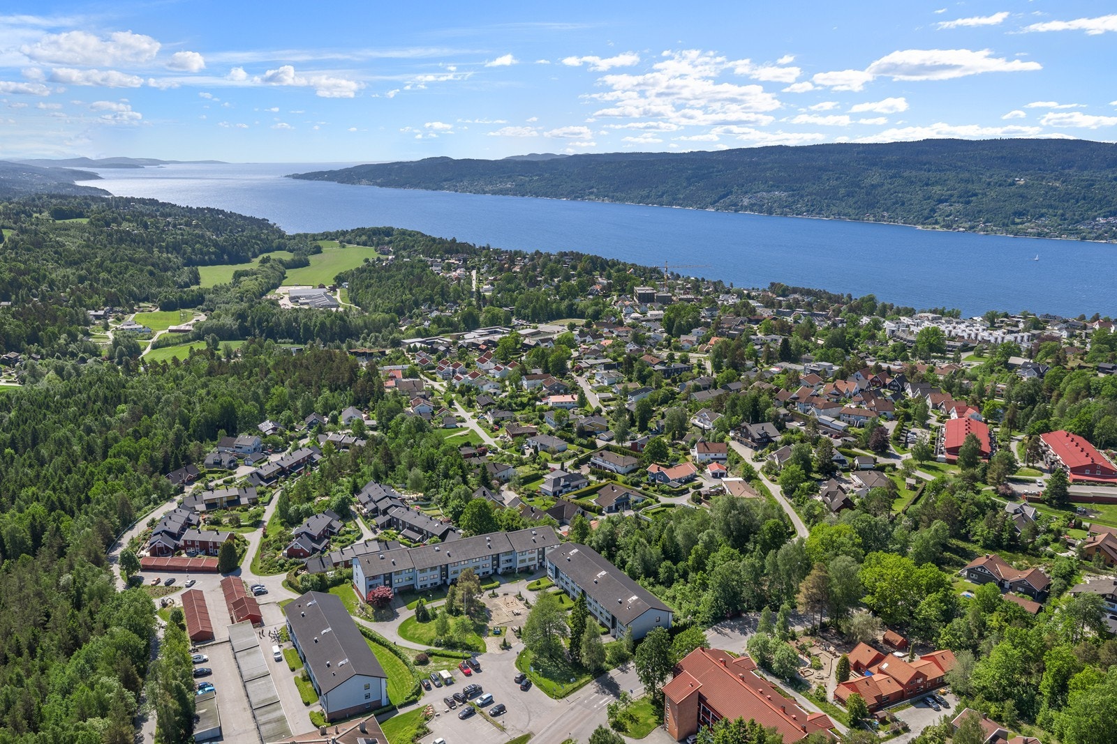 Området byr på et rikt fritidstilbud med turstier i Frognmarka og idrettsanlegg på Seiersten. Galleribilde