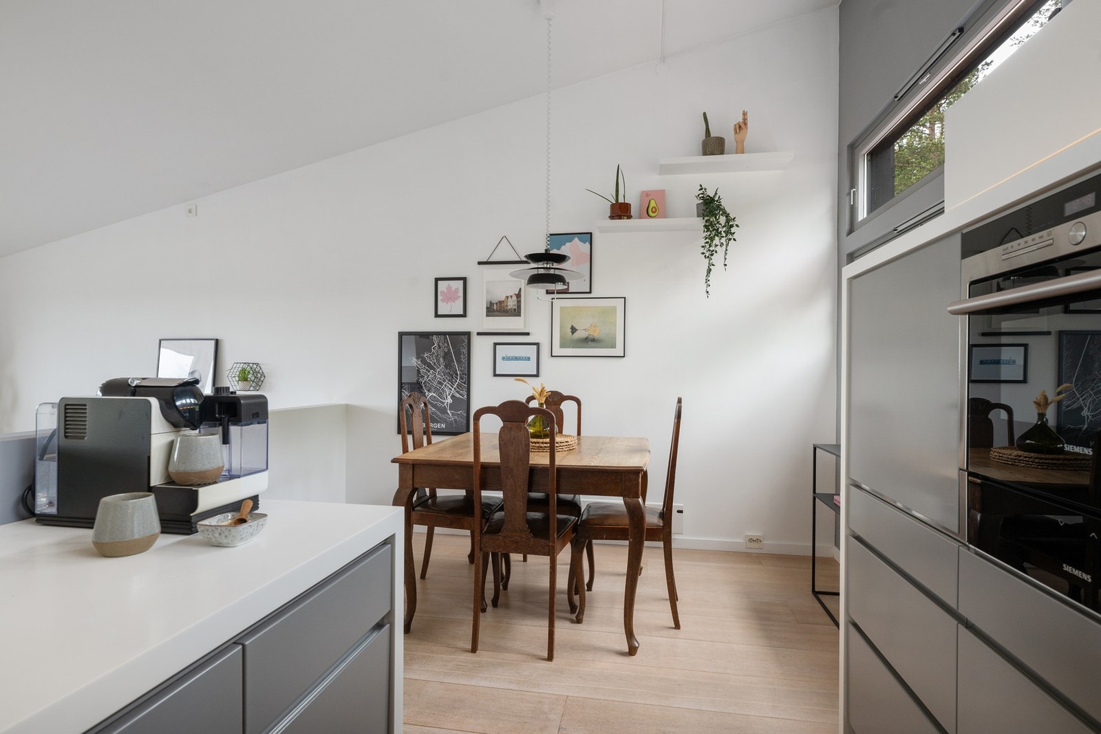Kjøkkenet har en sosial og funksjonell plassering i åpen løsning mot stue og spiseplass. Galleribilde
