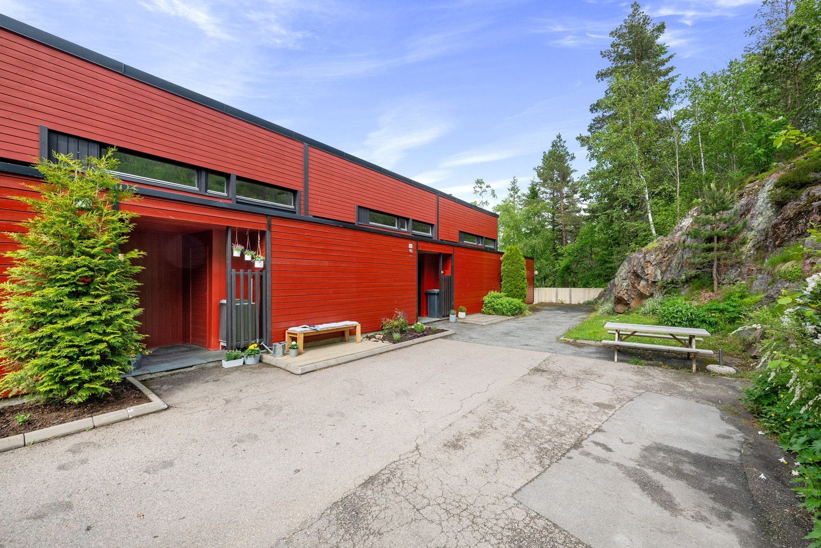 Kombinasjonen av egen inngang og en bolig over flere plan gir følelsen av å bo i et rekkehus. Her er det også en utebod. Galleribilde