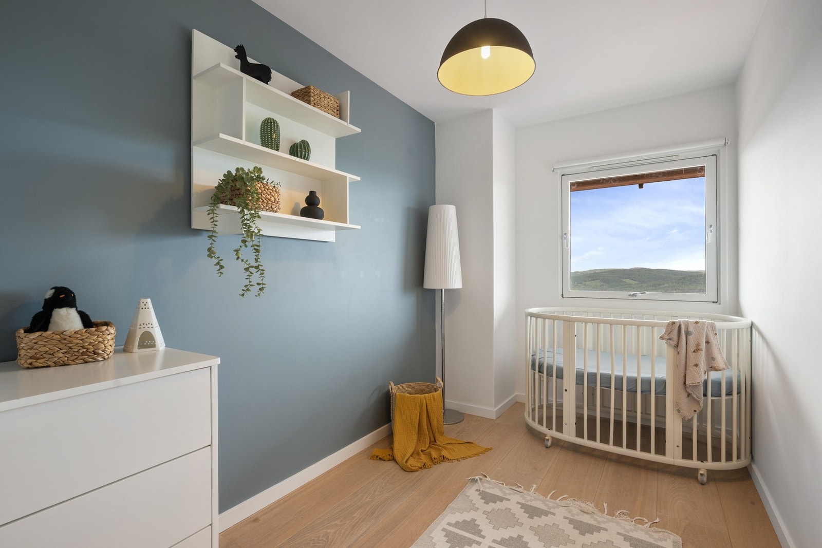 Boligens to øvrige soverom ligger samlet i underetasjen sammen med hovedsoverommet, noe som gir en praktisk og skjermet soveromssone. Galleribilde