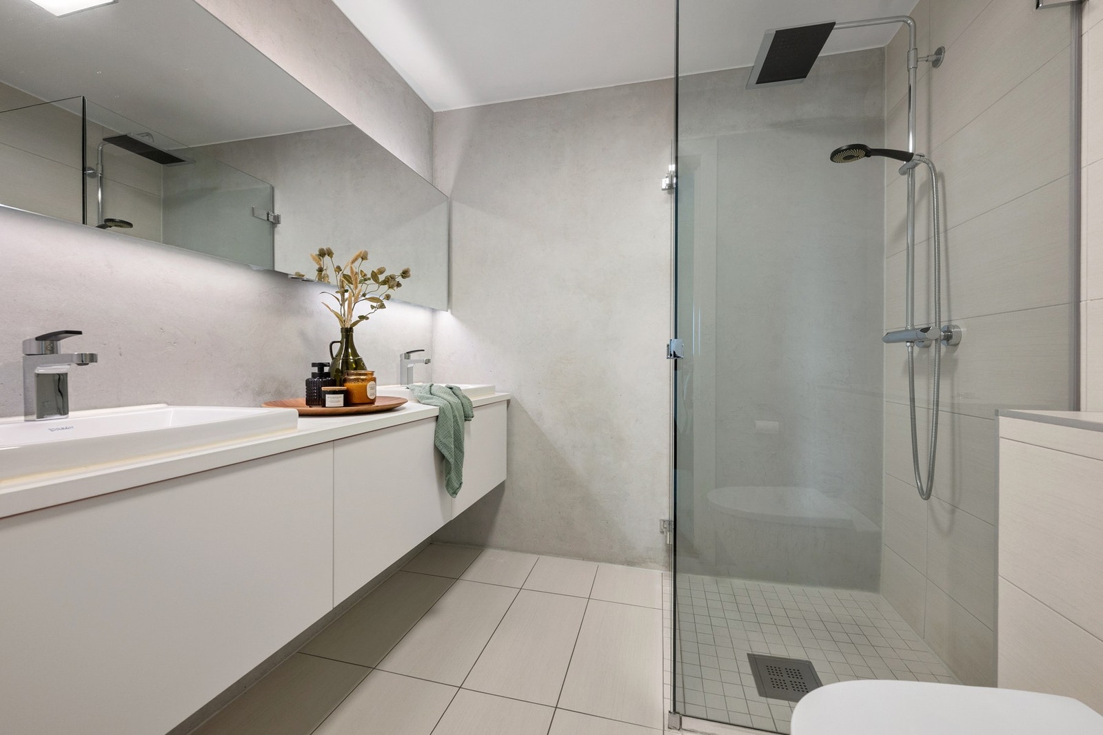 Badet ved soverommet er flislagt og praktisk plassert i tilknytning til boligens soveromssone i underetasjen. Galleribilde