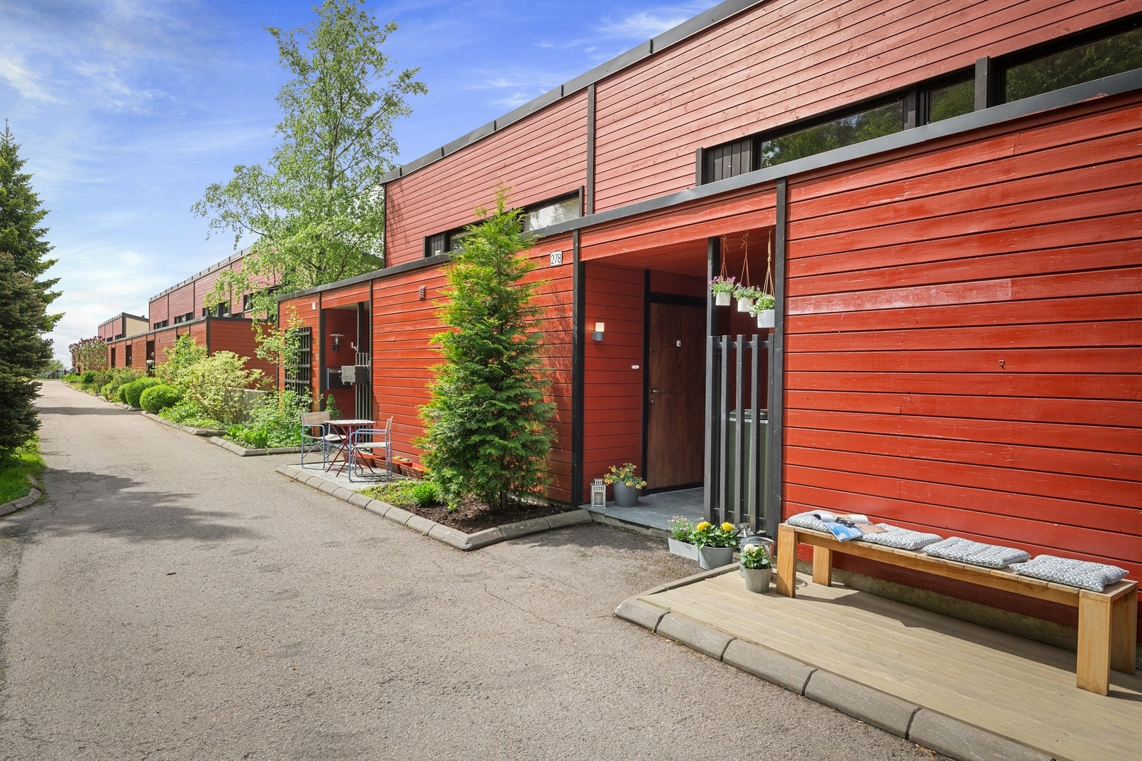 Inngangspartiet er pent og ryddig med en liten platting hvor du kan nyte morgensolen. Galleribilde