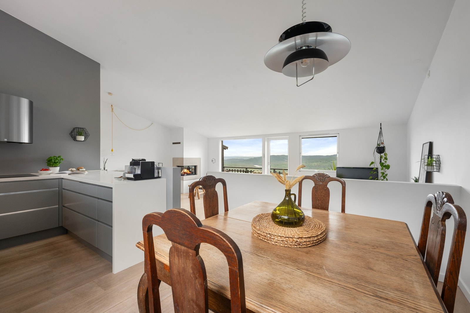 Her er det god plass til et spisebord med plass til hele familien! Galleribilde