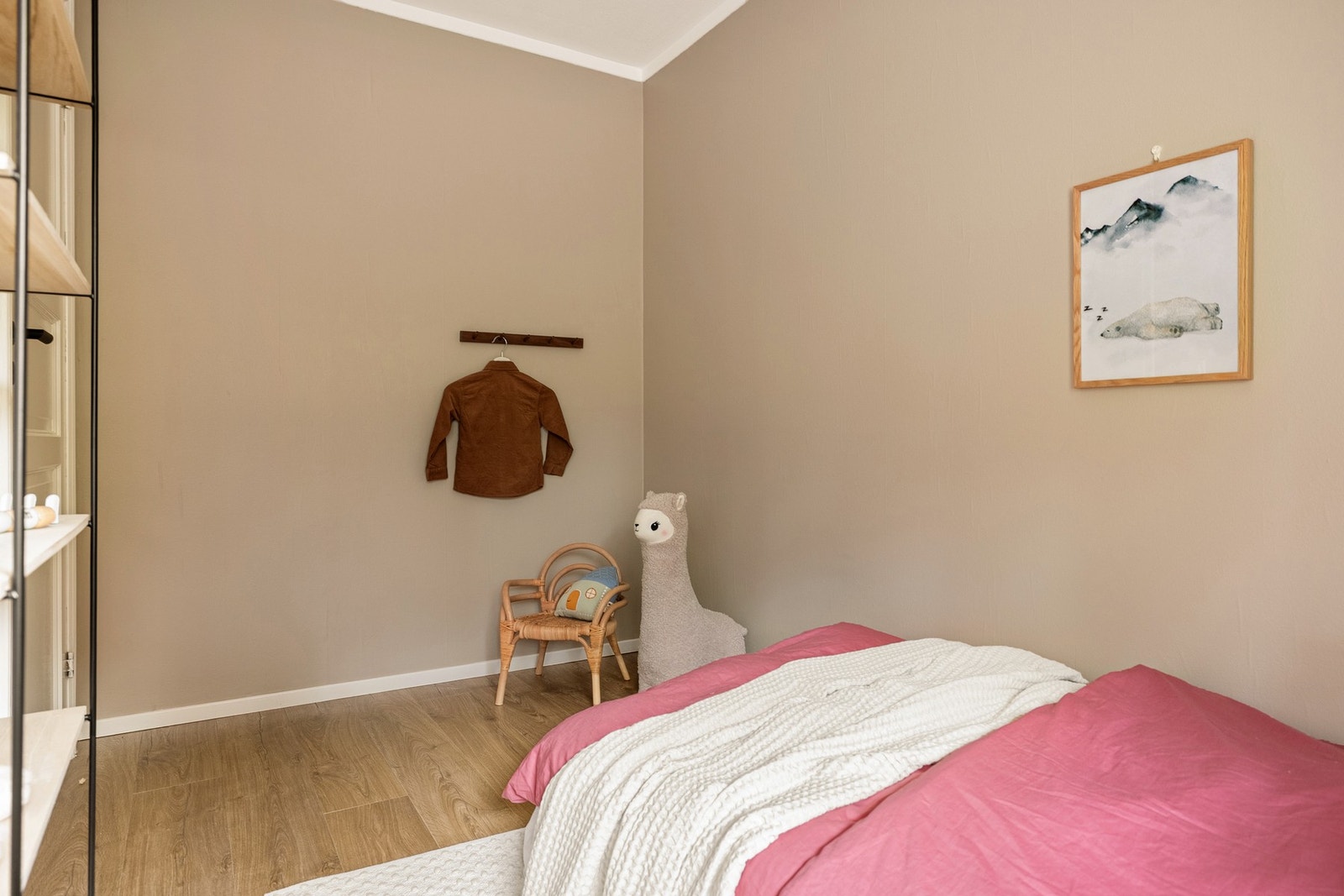 Her er det plass til å innrede med garderobeskap/pult. Galleribilde