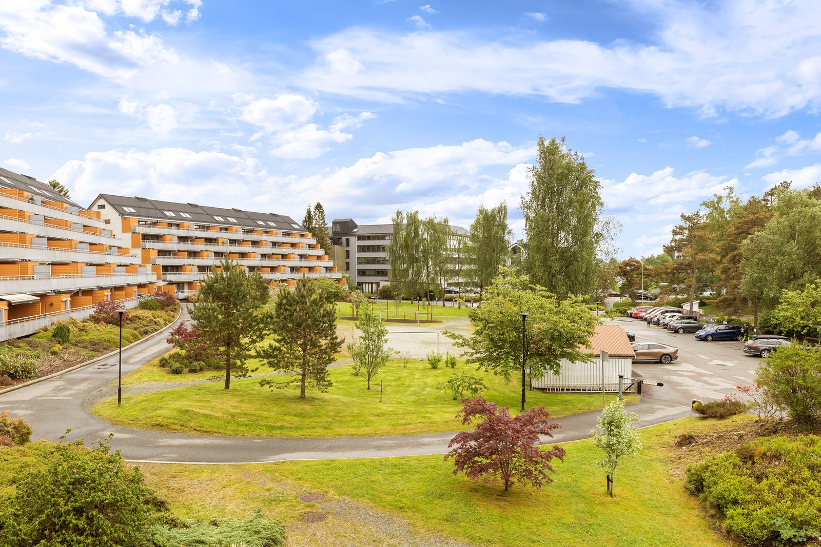 Utsikt over borettslagets tomt fra balkongen. Galleribilde