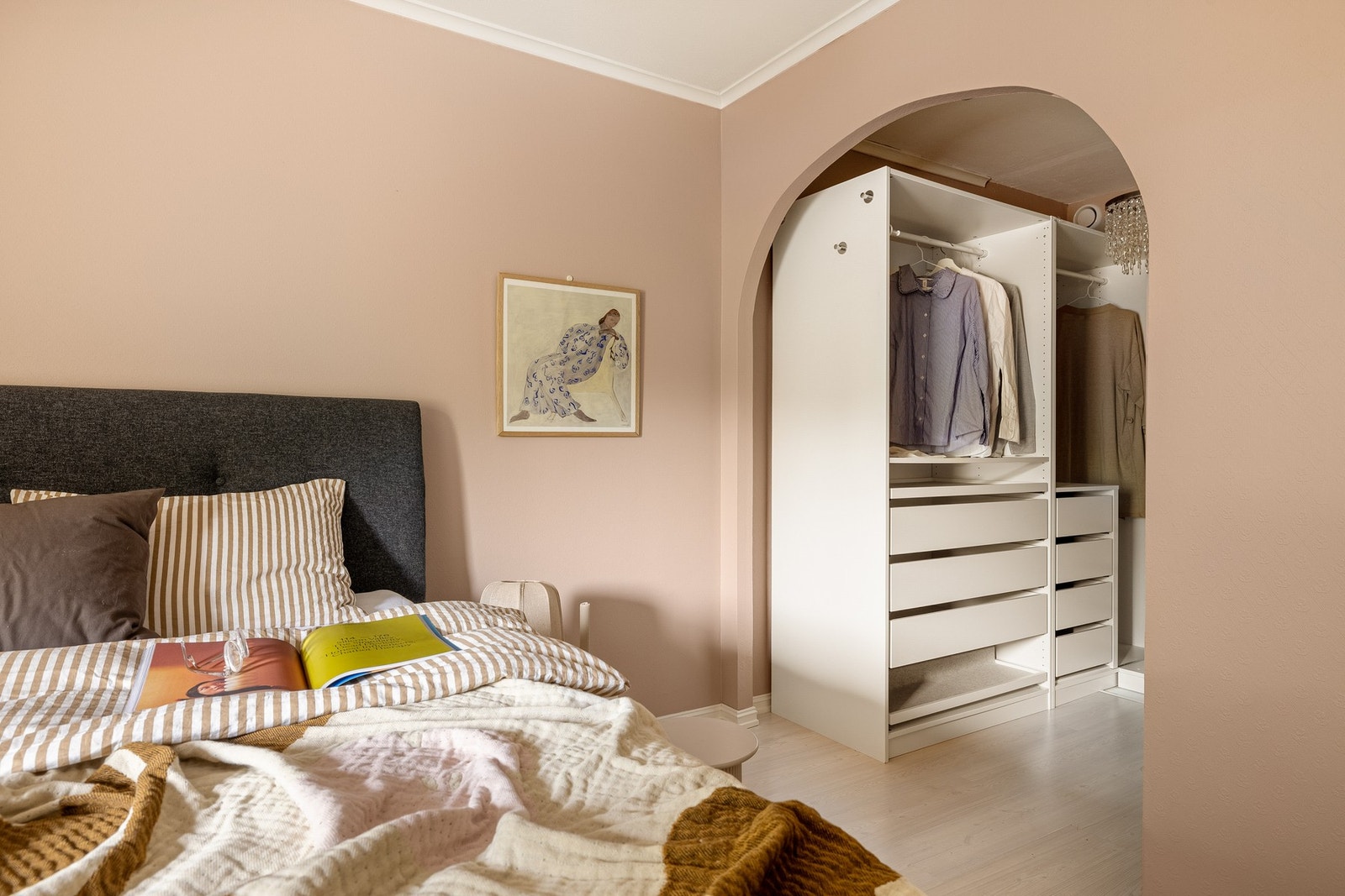 Fra hovedsoverommet er det tilomst til walk-in garderobe. Galleribilde