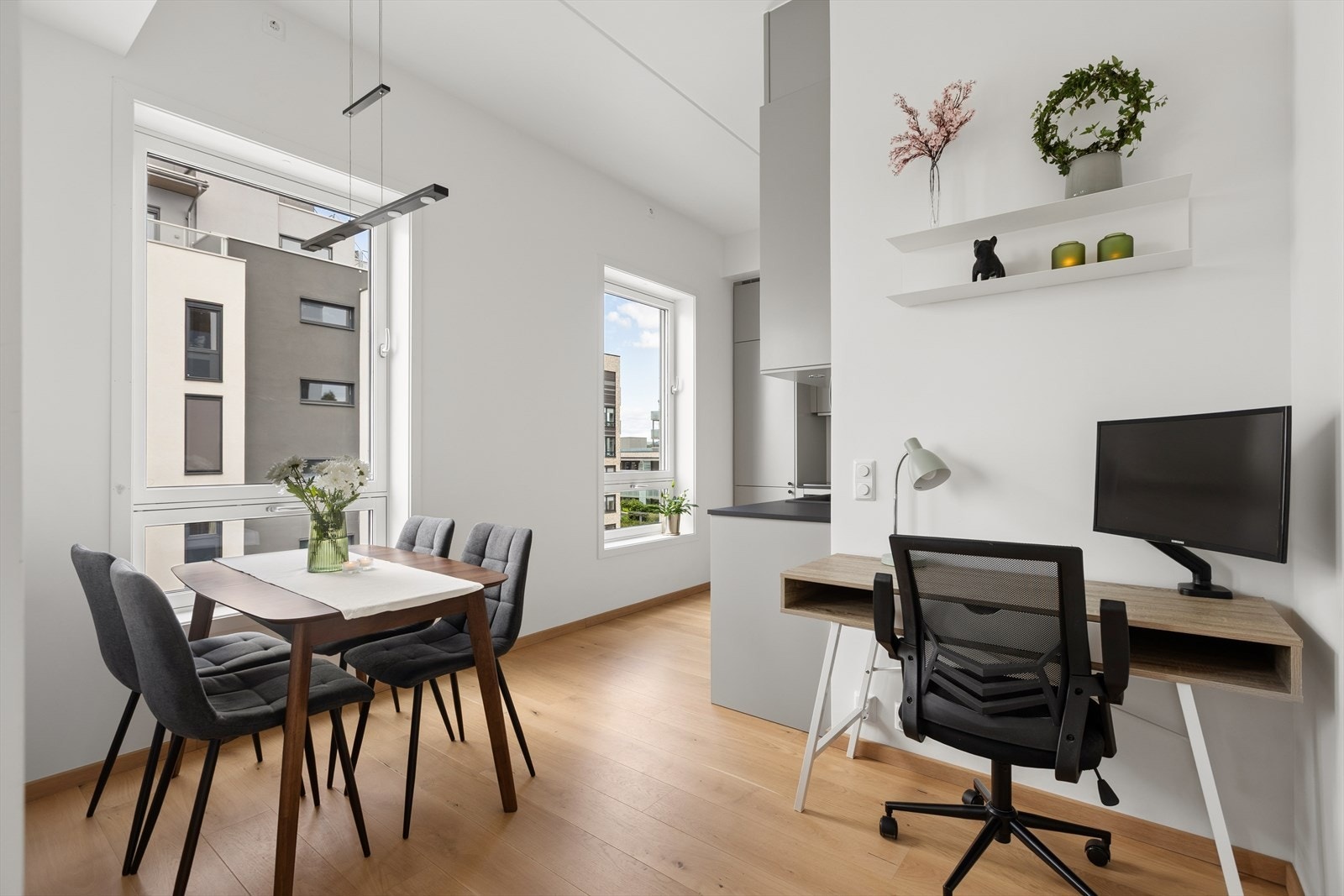 Det er god plass til spisebord mellom kjøkken og stue. Det er også plass til ønskelig møblement - enten lagring eller en kontorplass, kanskje? Galleribilde