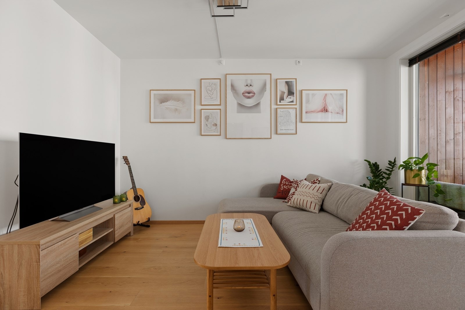 Det er god plass til sofa og tilhørende stuemøblement. Galleribilde