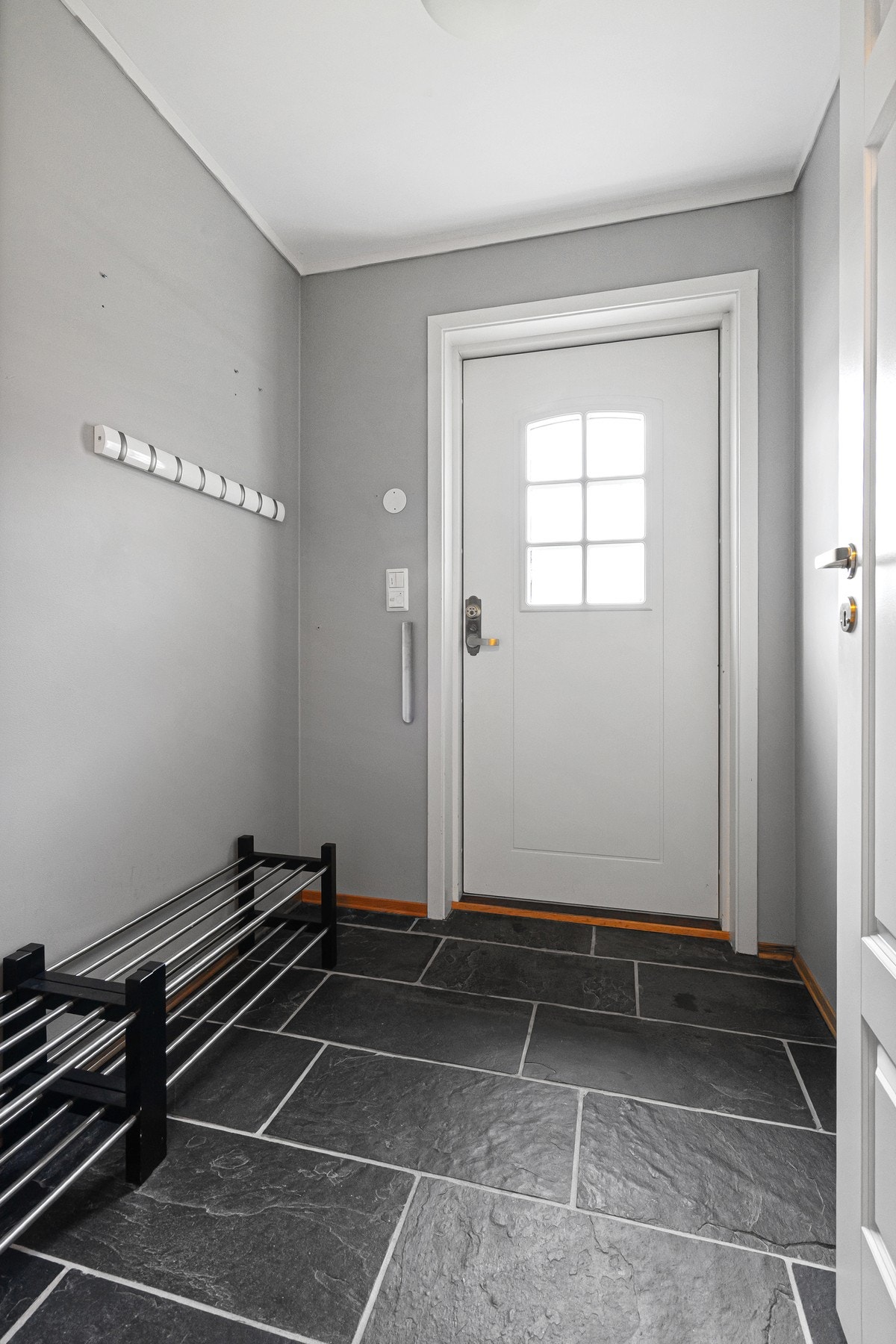 Bi-inngang - her kan du sluse inn sølete smårollinger eller din firbente venn. Galleribilde