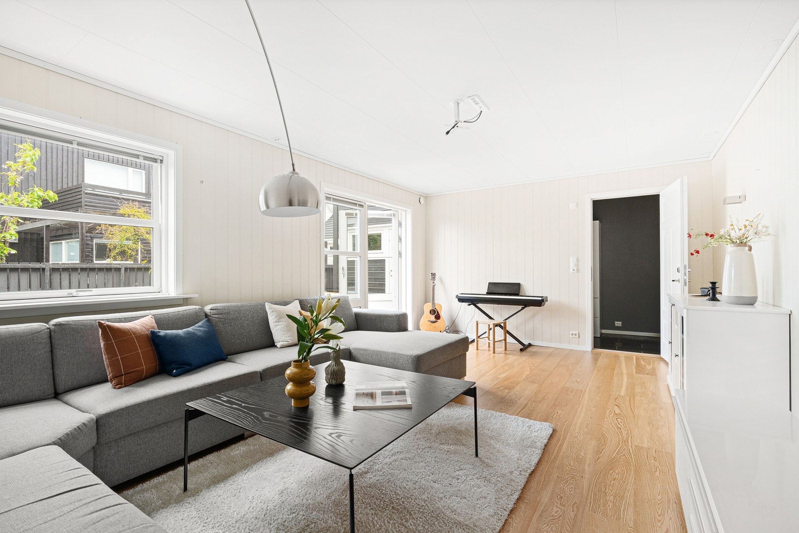 I stuen er det lagt opp til hjemmekino med projektor i taket, og det er lagt opp vann for å installere ett minikjøkken hvis ønskelig. Galleribilde