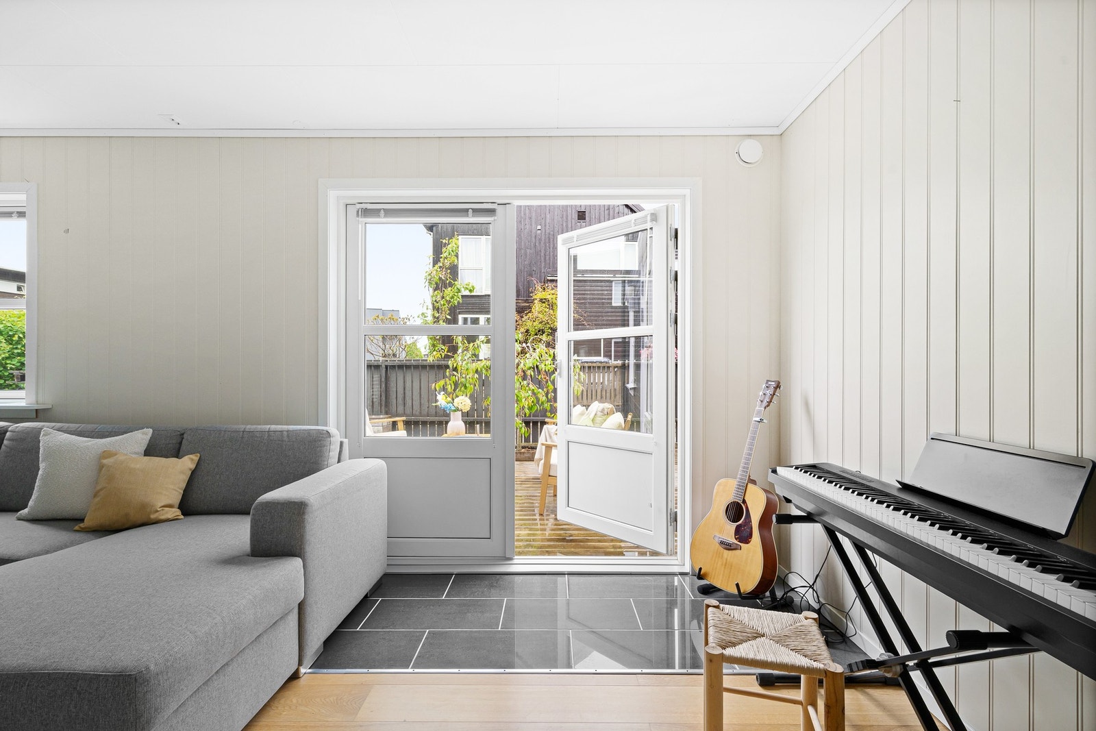 Fra stuen i 1. etasje er det adkomst til terrassen på bakkeplan. Galleribilde
