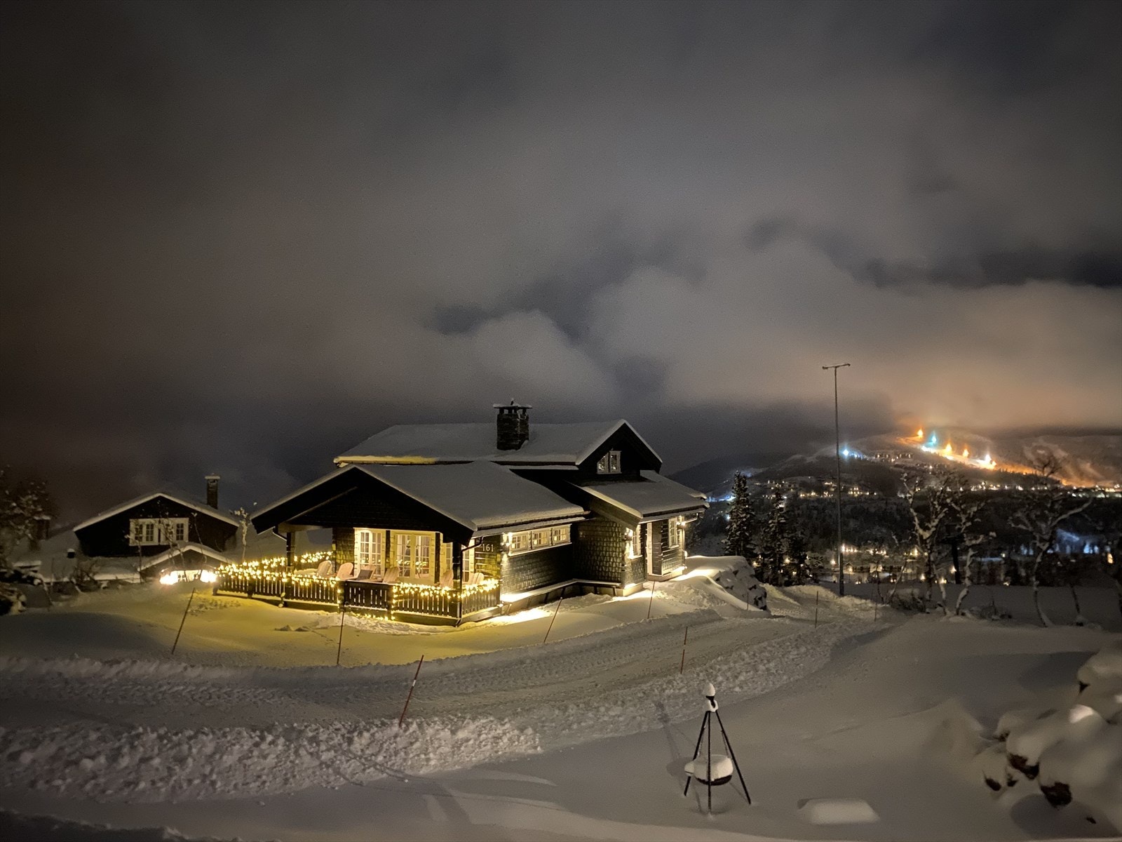 Her får du den ultimate hyttedrømmen med et snøsikkert område, spektakulær utsikt og alpinbakken rett utenfor døren. Perfekt for deg som ønsker komfort og skiopplevelser i særklasse. Galleribilde