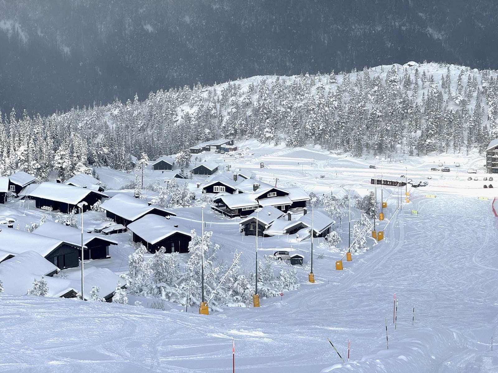 Ski rett ut fra hyttedøra - alpinbakken er din nærmeste nabo!. Galleribilde