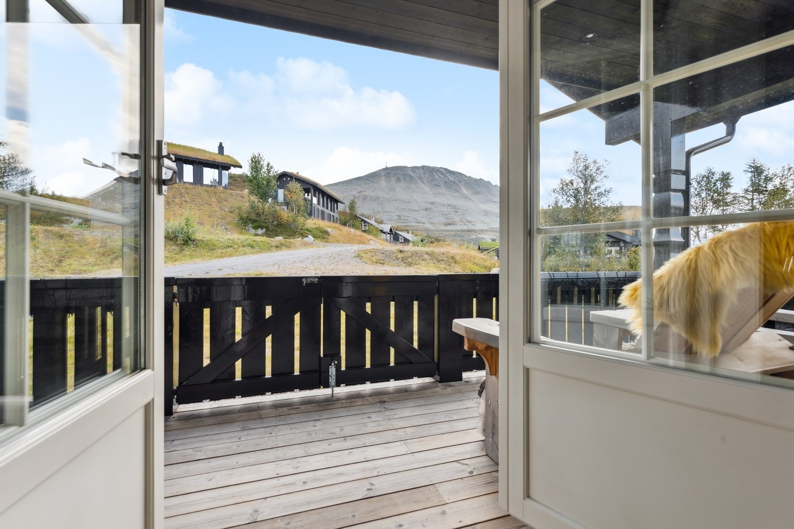 Fra hovedstuen har du direkte utgang til den romslige terrassen. Her får du en sømløs overgang mellom inne- og uteområdene - perfekt for å nyte solrike dager eller trekke frisk fjelluft inn i stuen. Galleribilde