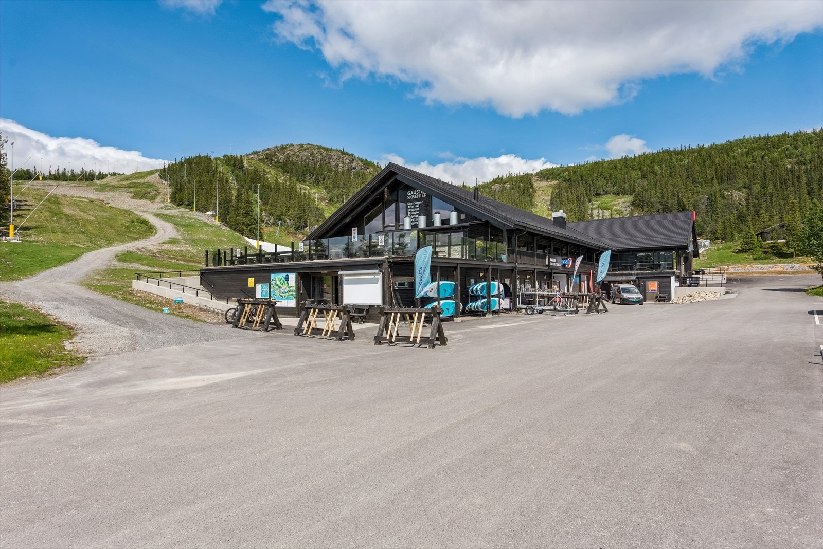 Gausta Skisenter - 13 heiser og 35 nedfarter!
Familievennlig og snøsikkert skisenter med løyper for alle nivåer - fra barnebakker til utfordrende offpiste. Galleribilde