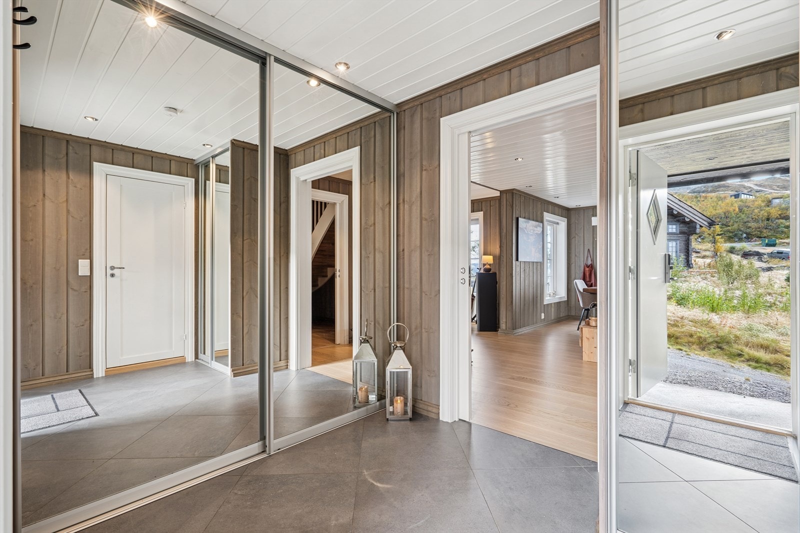 Velkommen inn - romslig entré med flislagt gulv og vannbåren varme. Ved inngangspartiet så er det to boder, en til ved og en fungerer idag som matbod. Galleribilde
