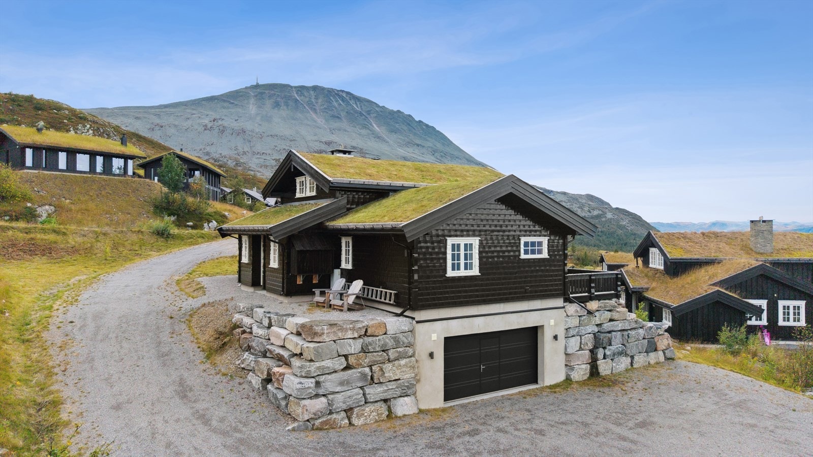 DNB eiendom v/ Jeanette Arnesen-Eriksrød har gleden av å presentere Fyrieggvegen 161!
Eksklusiv beliggenhet - utsikt mot Gaustatoppen - ski inn/ut - turterreng rett utenfor døren! Galleribilde