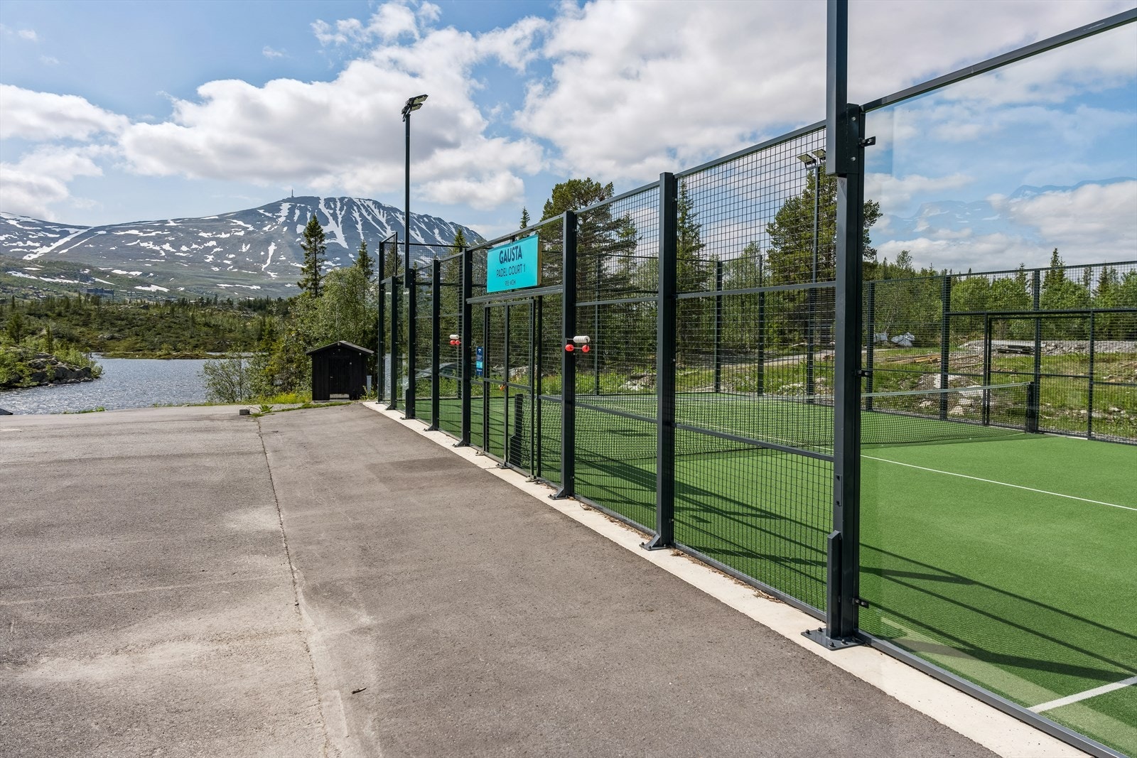 Padel på fjellet! På Gausta finner du moderne padelbaner - perfekt for en aktiv dag utenom ski og tur. Galleribilde