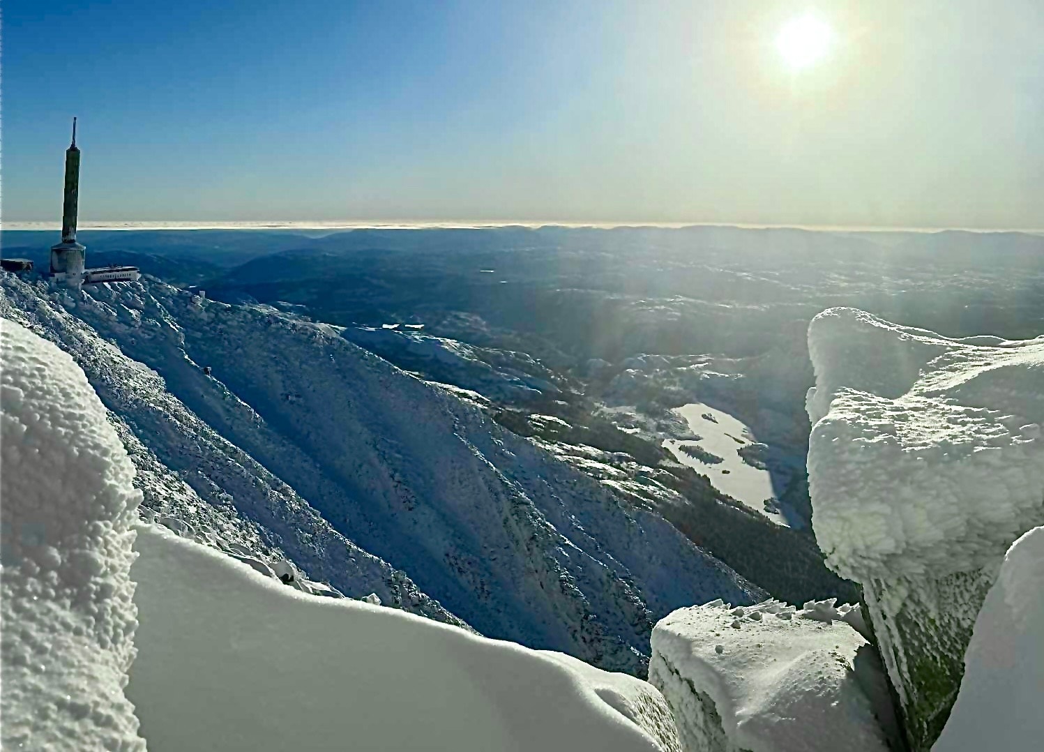 Ta turen opp til Gaustatoppen - på klare dager belønnes du med en spektakulær utsikt over store deler av Norge. Galleribilde