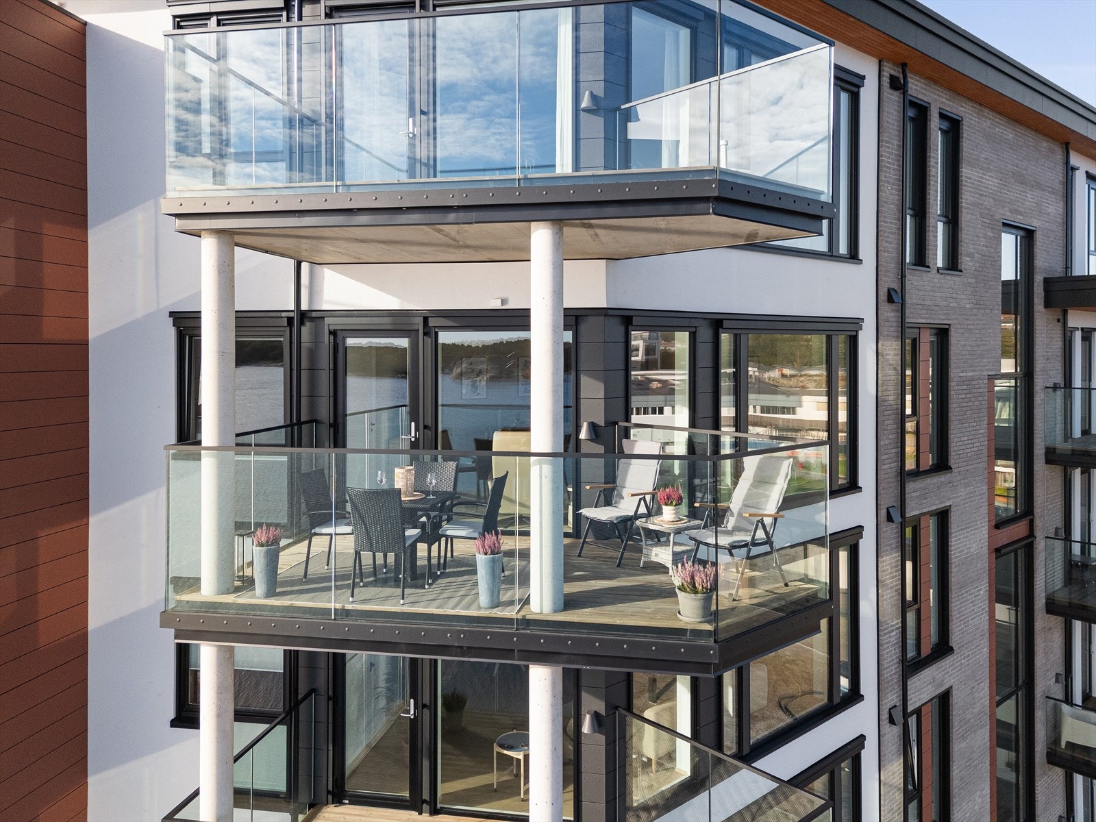 Balkongen er overbygget og av god størrelse med plass til to soner av utemøblement. Galleribilde