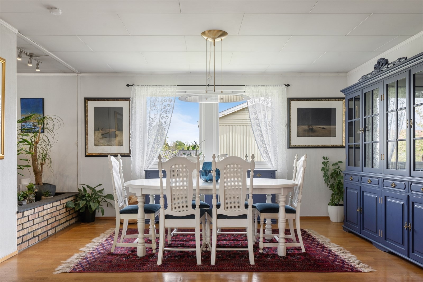 Spisestuen har god plass til langbord og er et naturlig samlingspunkt i boligen. Galleribilde