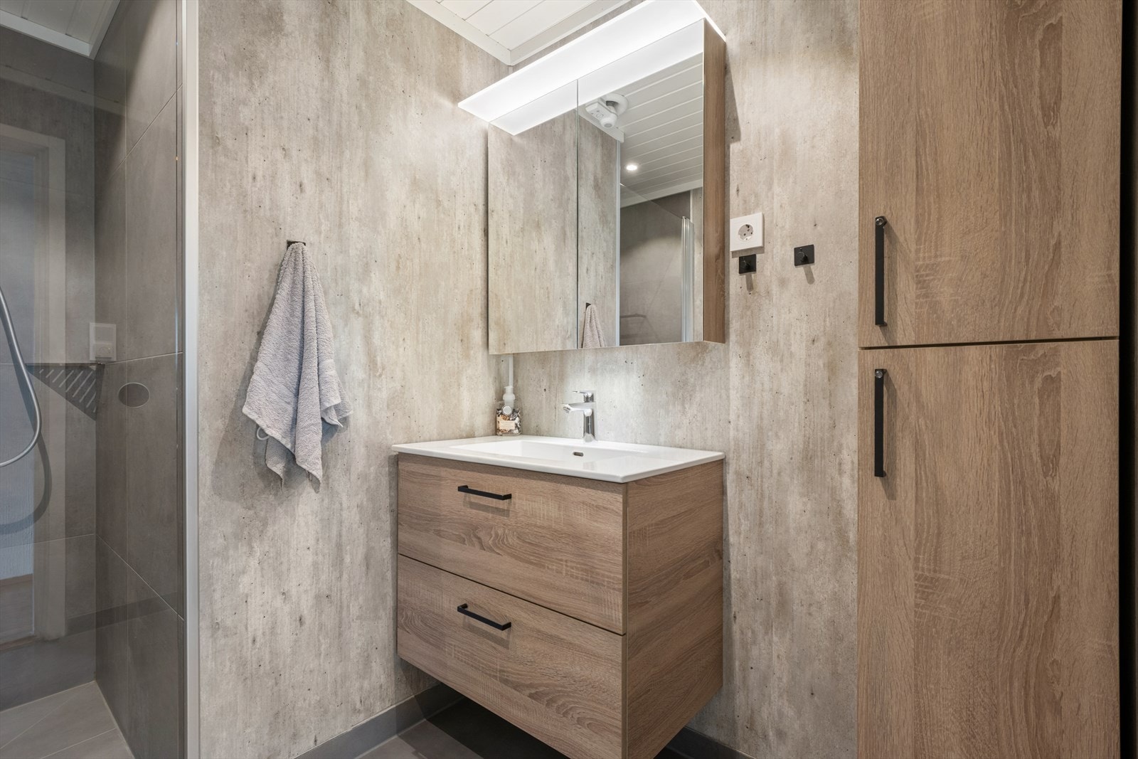 Badet har elektriske varmekabler i gulvet og en moderne baderomsinnredning med servant. Galleribilde