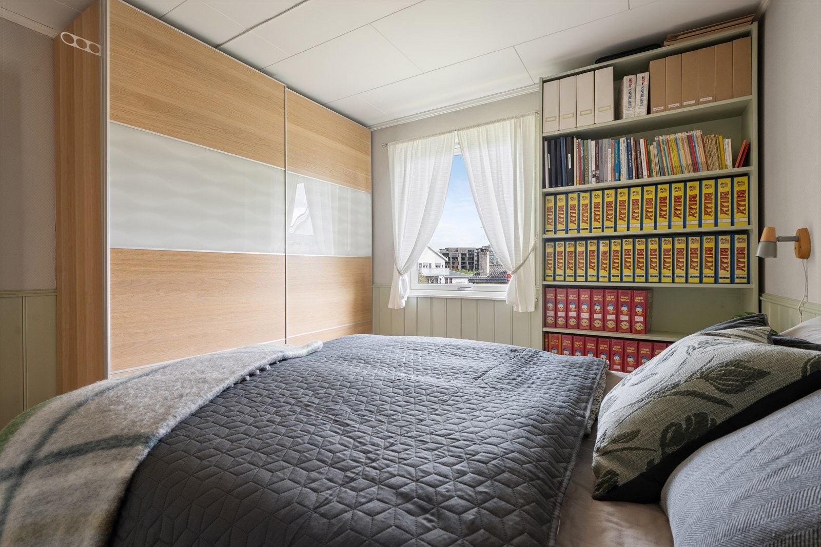 Soverommet er utstyrt med en romslig skyvedørsgarderobe for effektiv oppbevaring. Galleribilde