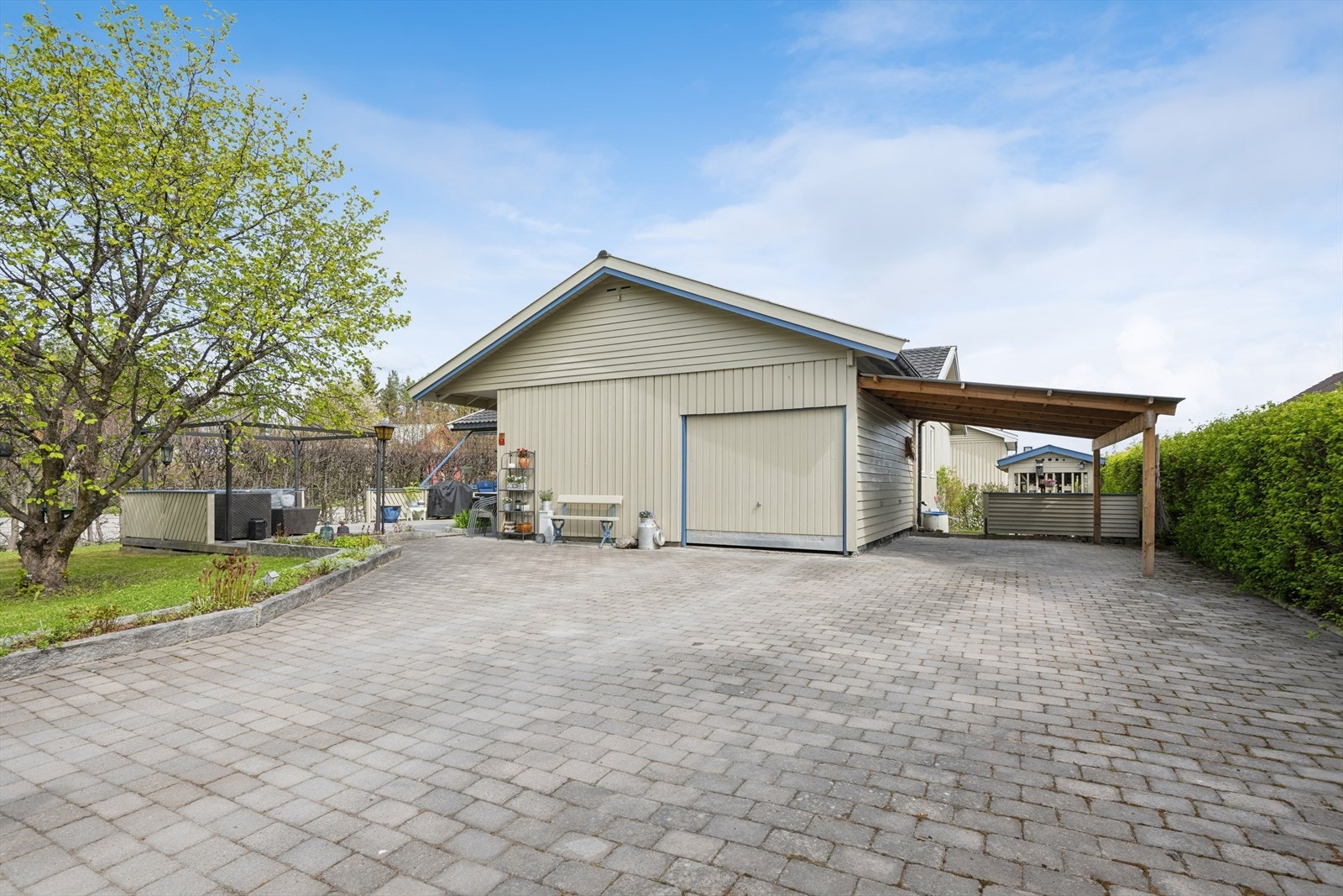 Eiendommen har gode parkeringsmuligheter med både garasje og en nyere carport, ikke godkjent se pkt. ferdigattest. Galleribilde