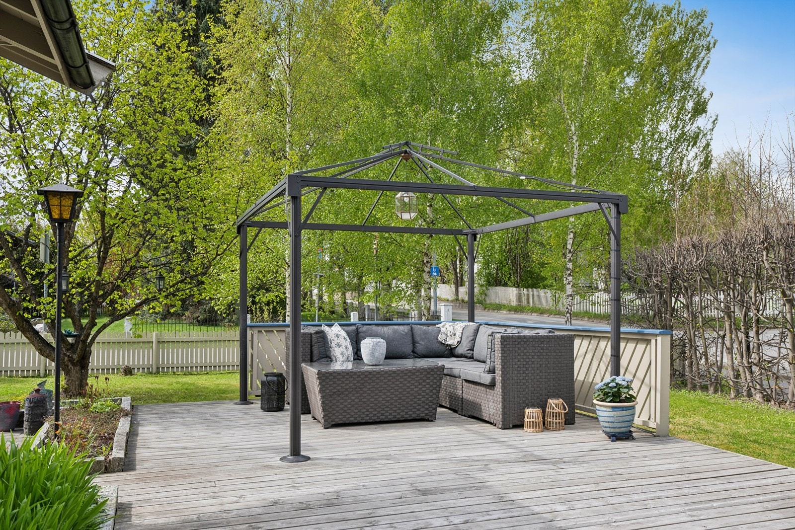Tomten er pent opparbeidet med plen og beplantning, og gårdsplassen er brosteinsbelagt. Galleribilde