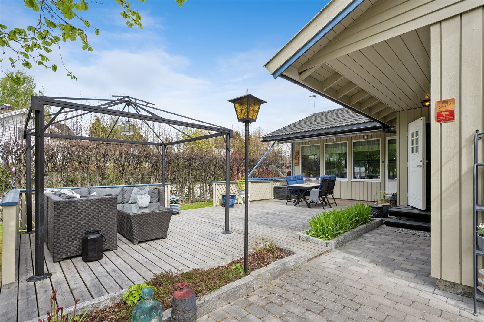 Stor, vestvendt terrasse på ca. 47 m² med direkte utgang fra stuen. Terrassen ble utvidet i 2019. Galleribilde