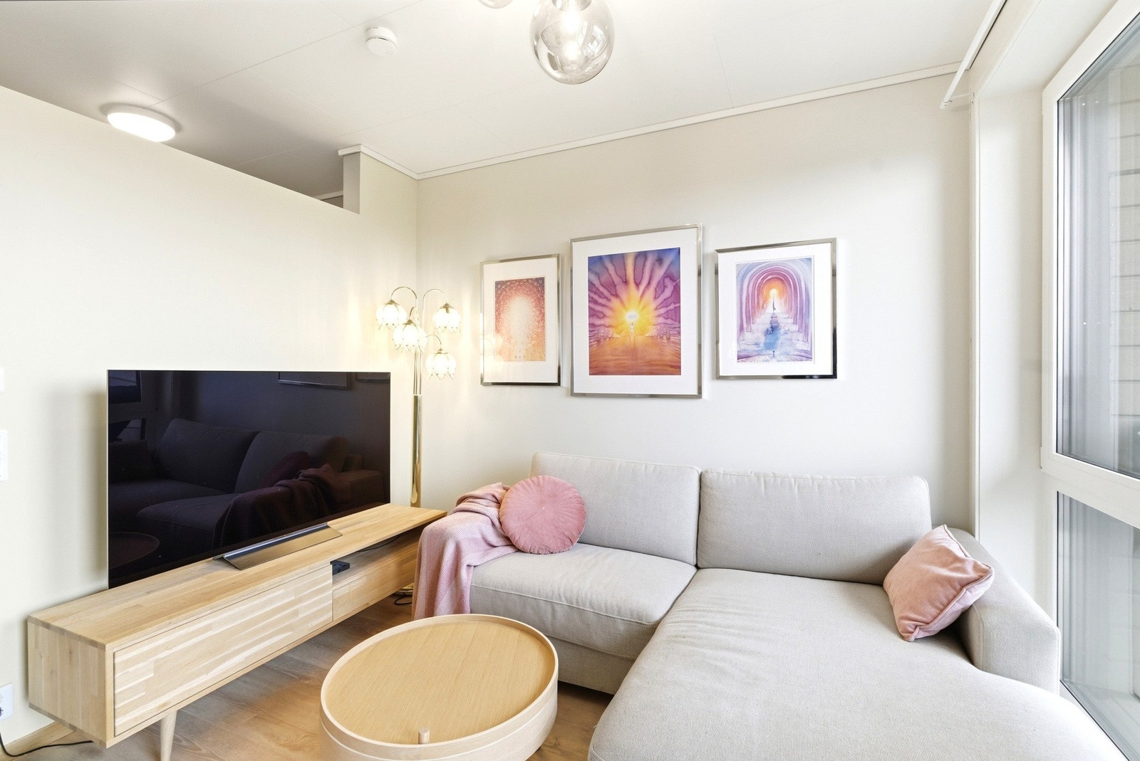 Laminat på gulv og malte gipsvegger. Vinduene har 3-lags glass som bidrar til god isolasjon. Galleribilde