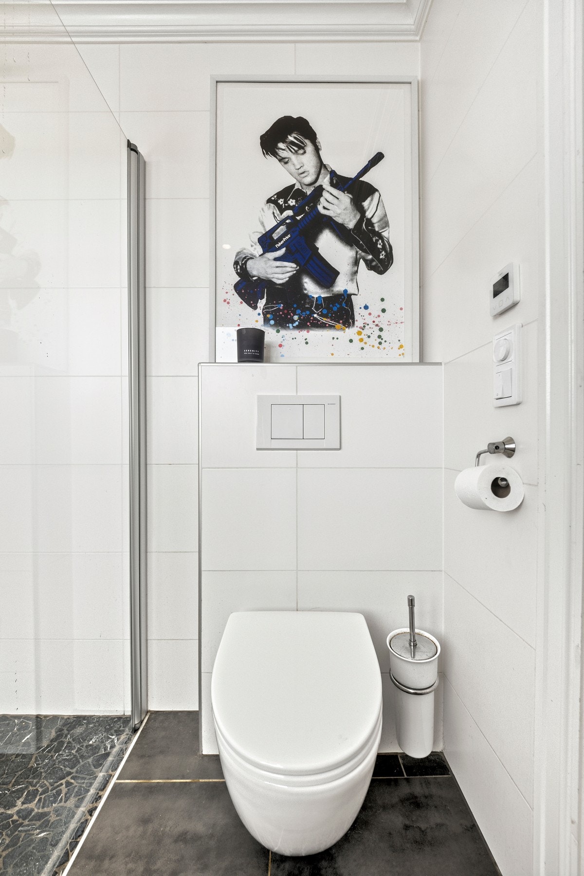 Badene har fliser på gulv og vegger, vannbåren gulvvarme og downlights. Galleribilde