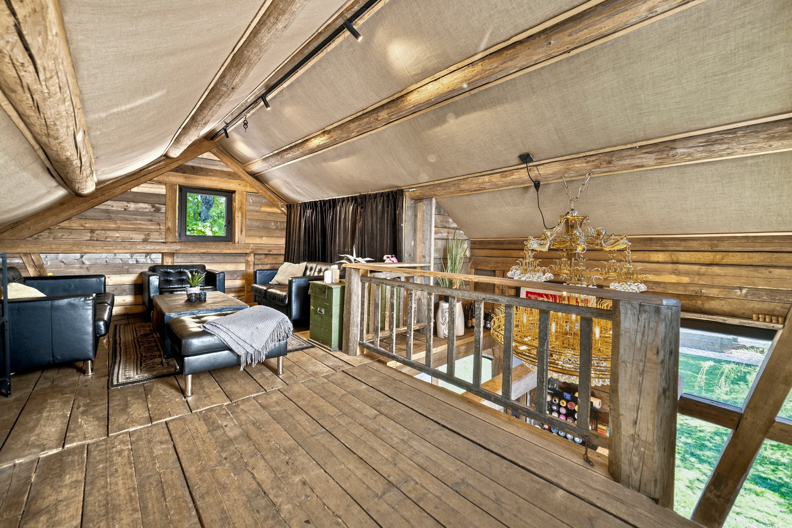 Stabburet har en innredet loftstue på øverste plan med flere bruksmuligheter. Perfekt fristed for ungdom, med god plass til både avslapning og egne aktiviteter. Galleribilde