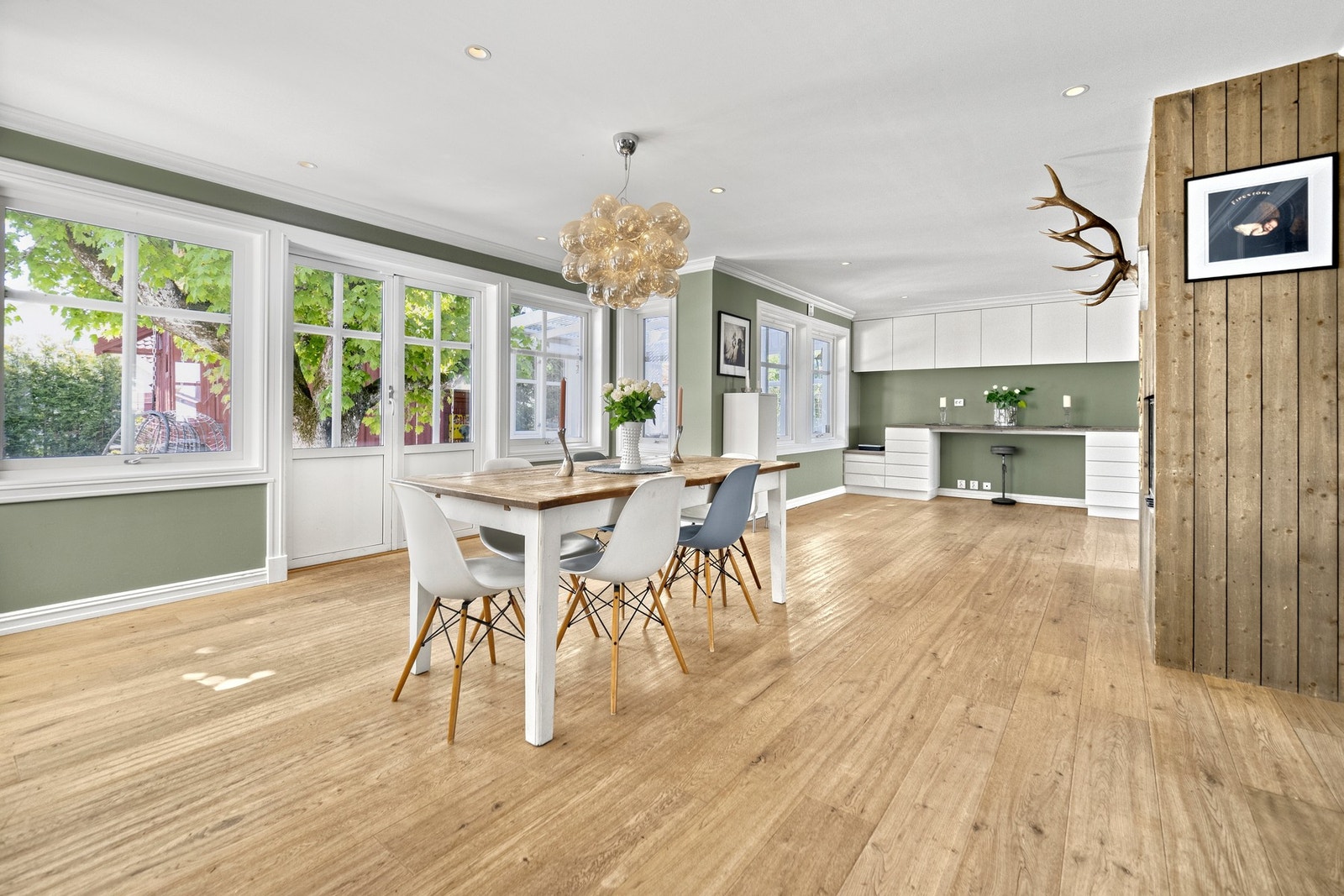 Det er god plass til et stort spisebord for hyggelige måltider med familie og venner. Galleribilde