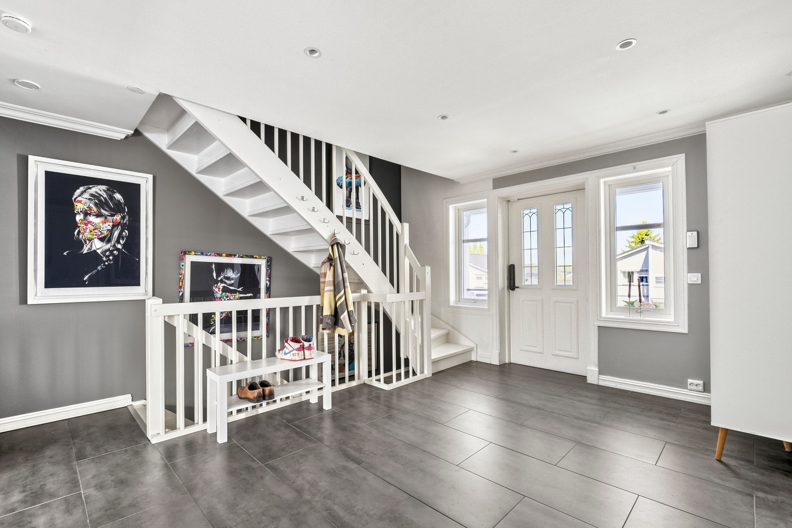 Hallen i første etasje er romslig og innbydende med flislagt gulv, vannbåren gulvvarme og trapp til øvrige plan. Galleribilde