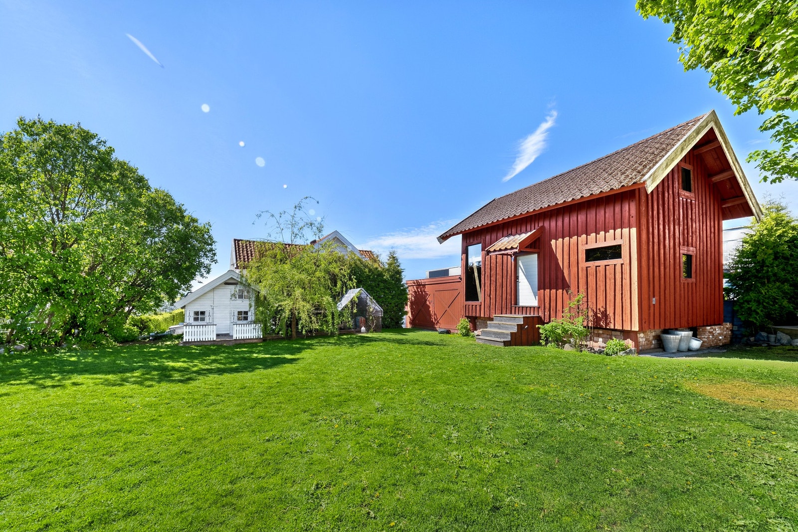 Stabburet tilfører en rustikk sjarm til hagen, en stil som det også er hint av i boligen. Galleribilde