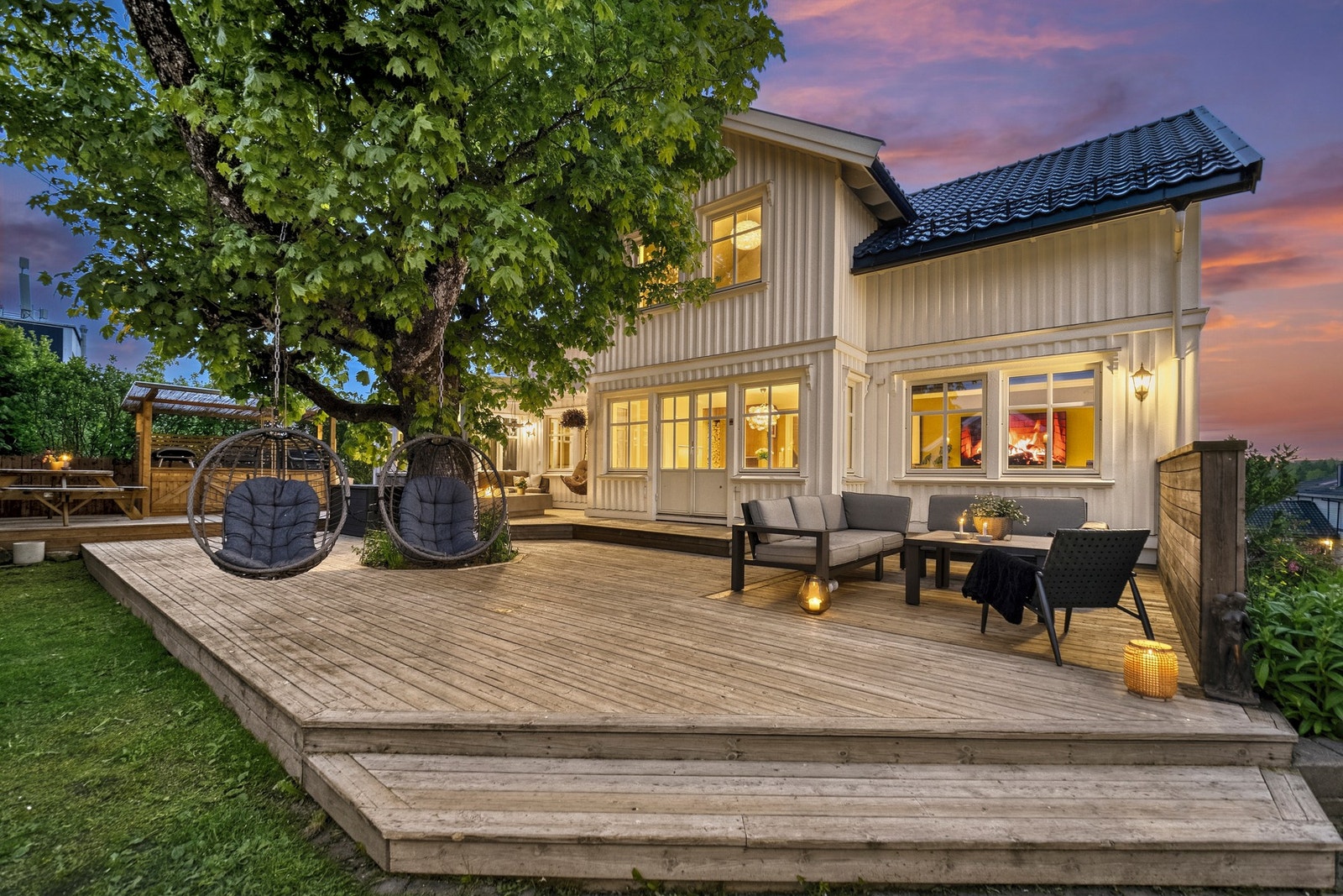Mot hagen er det bygd en stor, sydvendt terrasse på ca. 102 kvm. Galleribilde