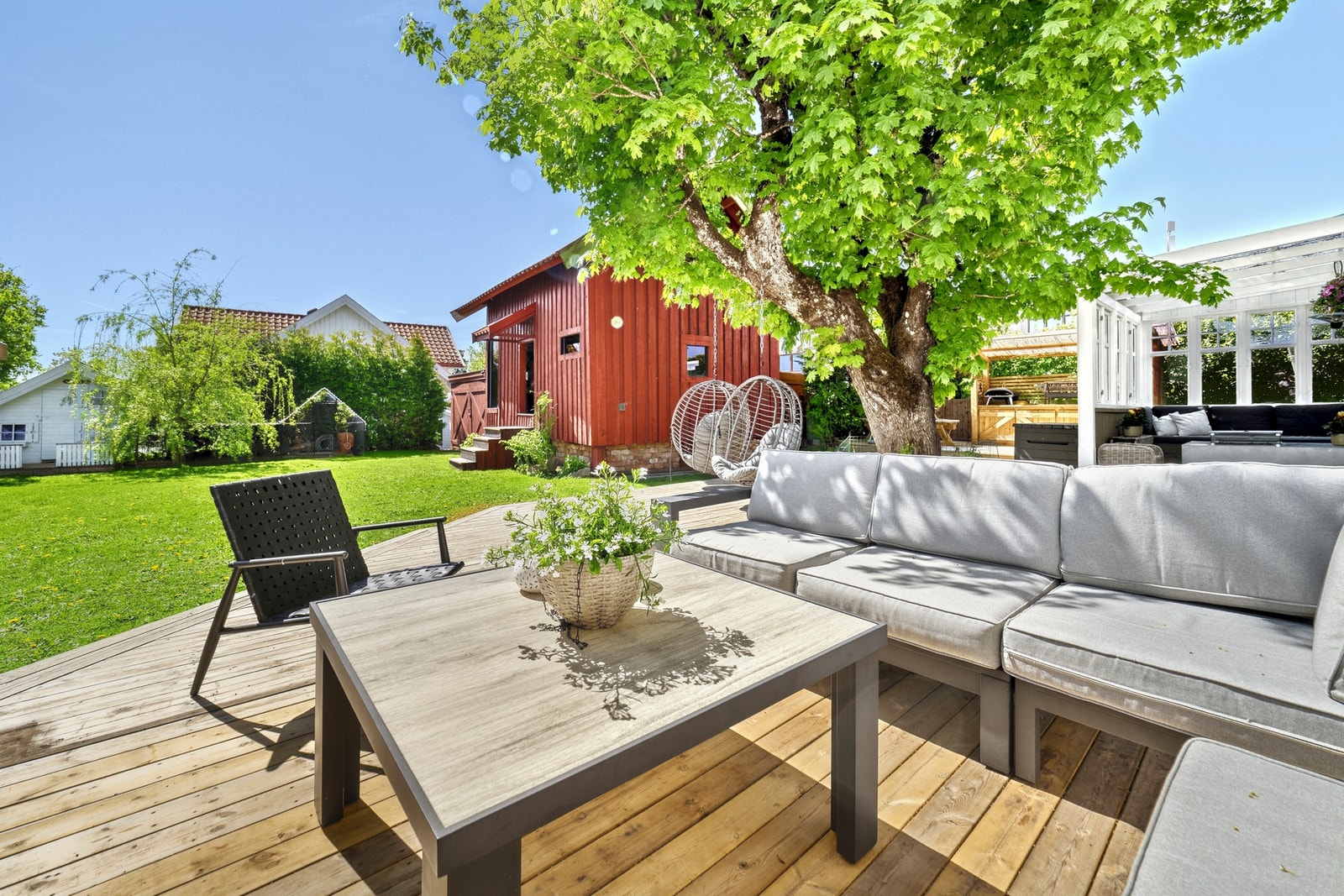 Terrassen har et flott areal som gir god plass til flere sittegrupper. Galleribilde